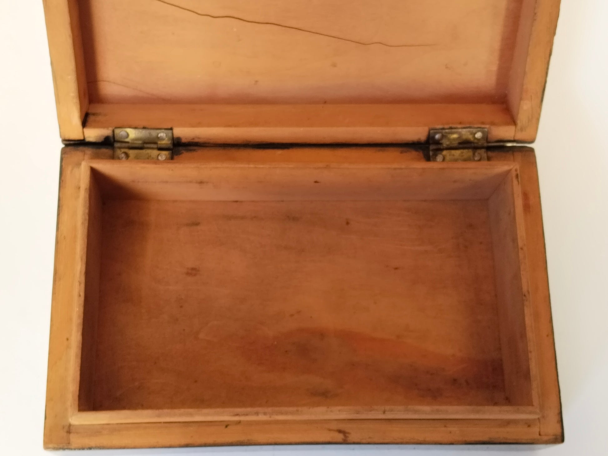 Innenraum der Vintage Holzschatulle aus Österreich, unbehandeltes Holz, leerer Stauraum