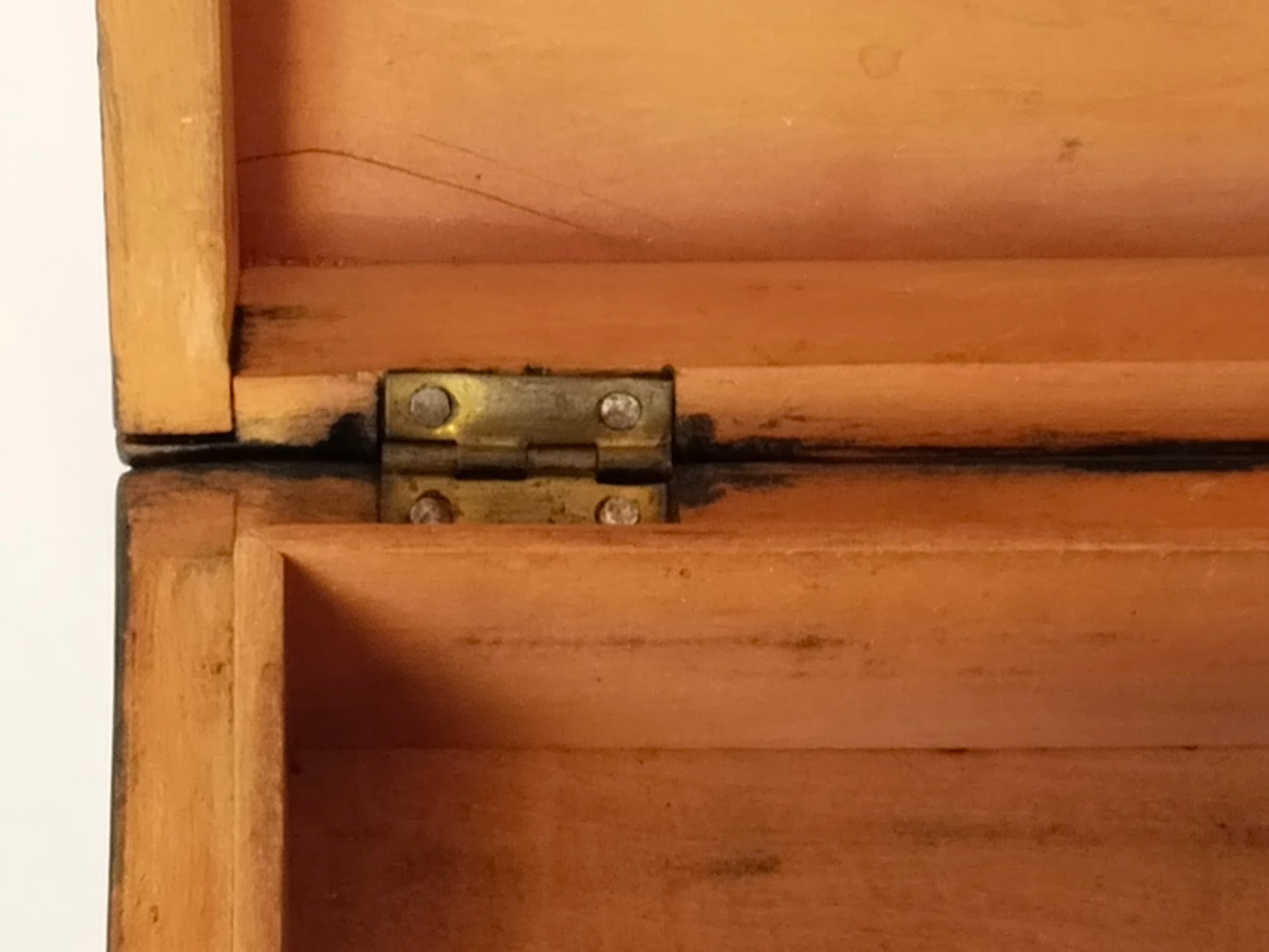 Detailaufnahme Messingscharnier der handbemalten Holzschatulle

