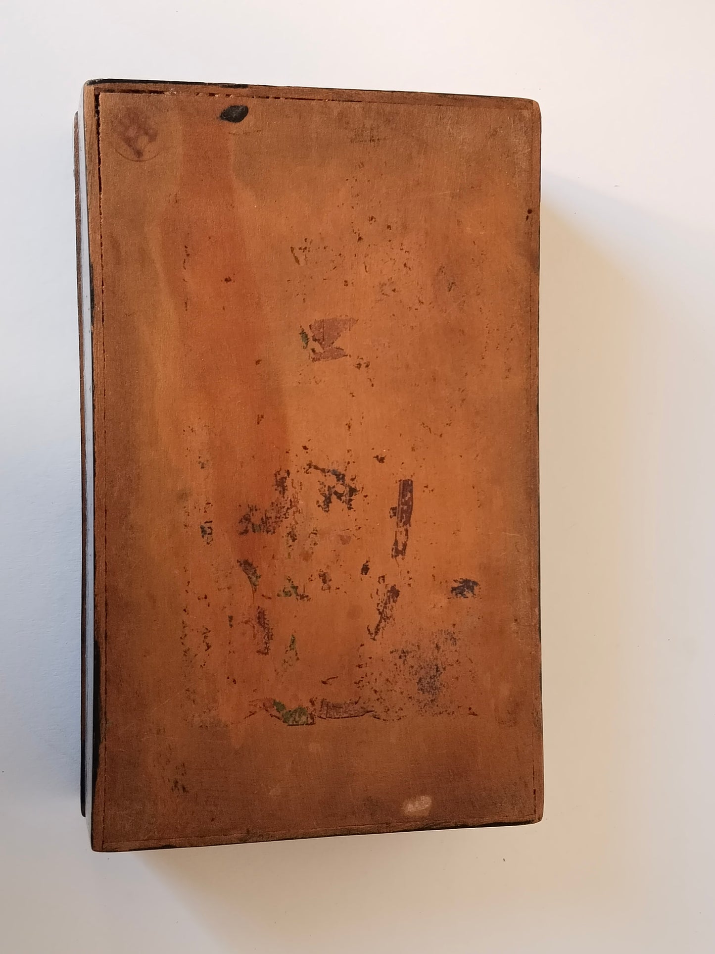 erseite der Vintage Holzschatulle, naturbelassenes Holz mit Stempel- und Etikettenspuren