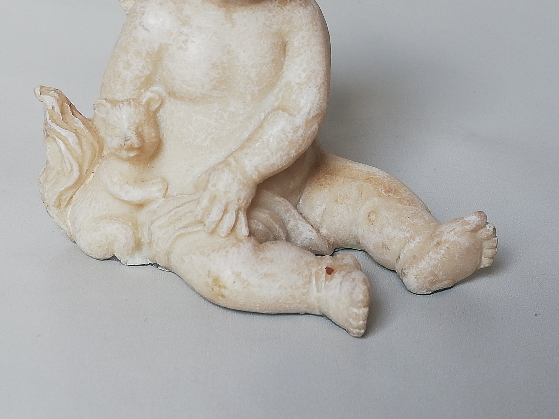 Sitzender Engel mit Eichhörnchen, Detailansicht unten mit Eichhörnchen.