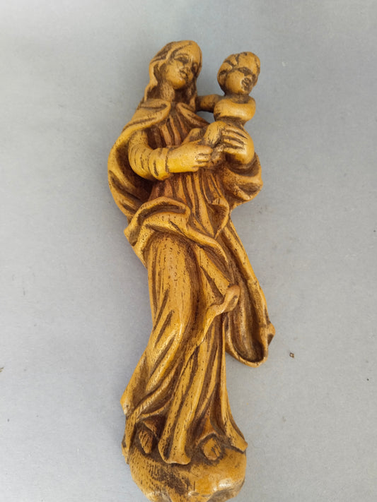 Handgeschnitzte Madonna mit Kind, Holzfigur 1954, Gesamtansicht von vorne