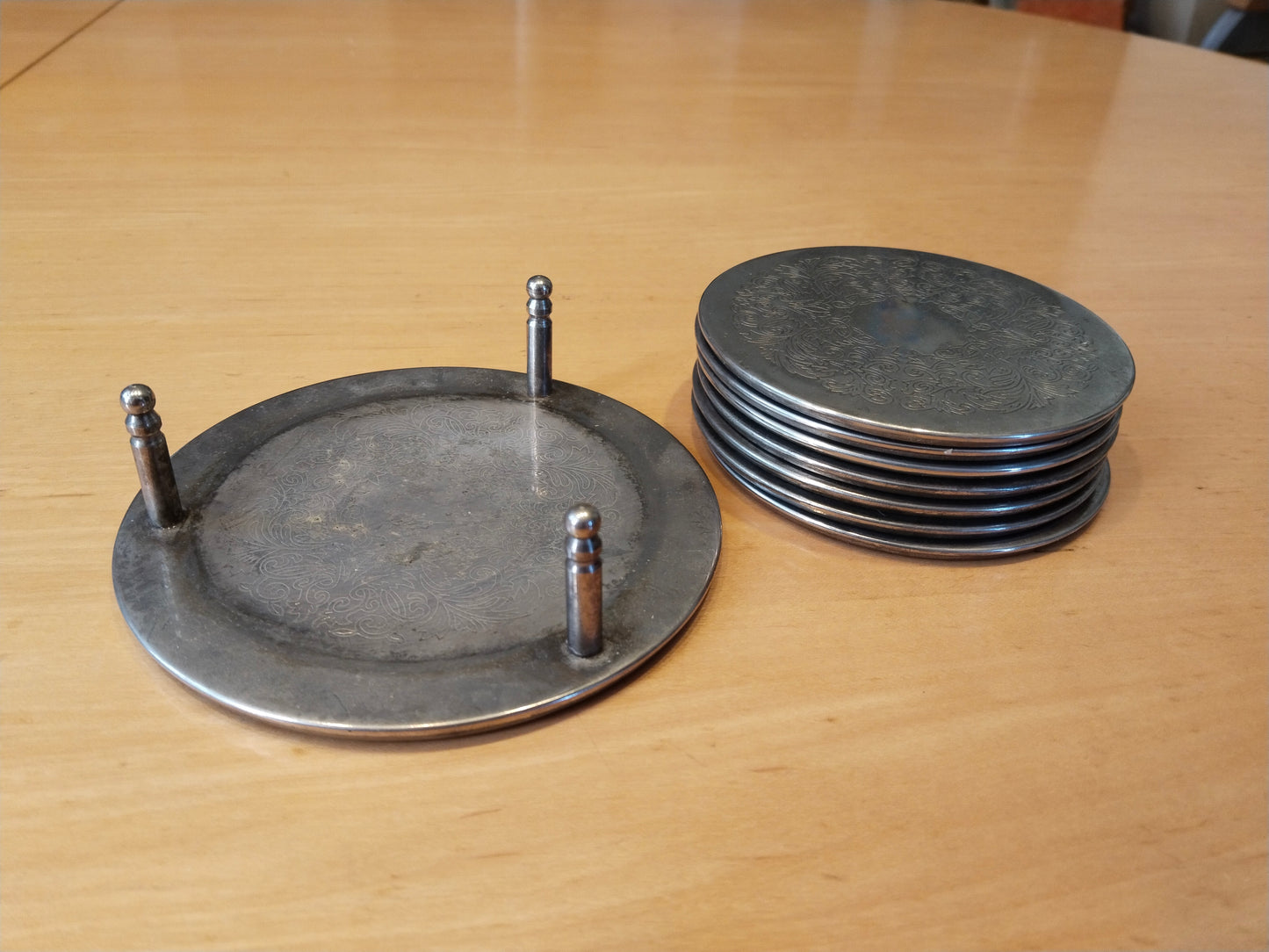 Halter und Untersetzer getrennt nebeneinander, versilbertes Metall mit Patina, 1960er Jahre