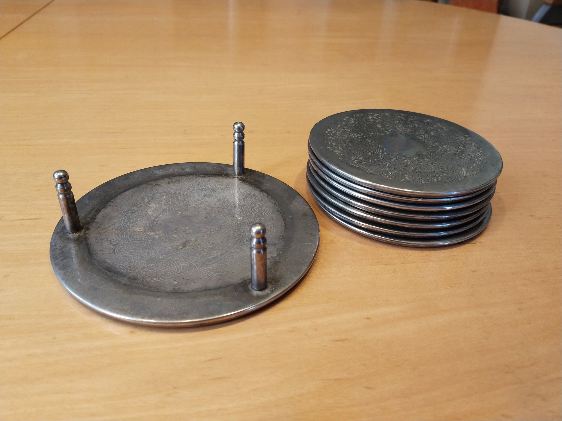 Halter und Untersetzer getrennt nebeneinander, versilbertes Metall mit Patina, 1960er Jahre