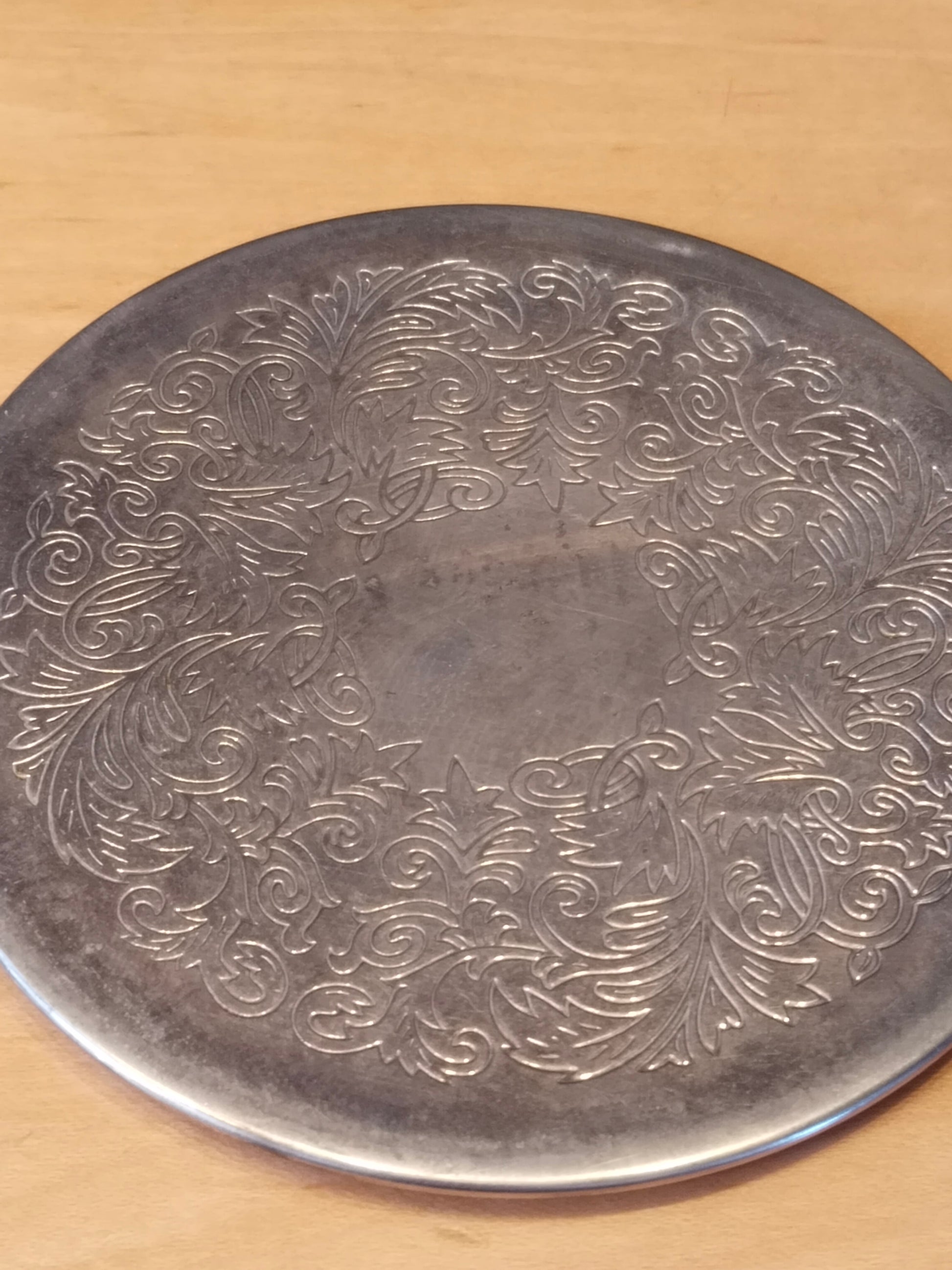 Einzelner Untersetzer, Jugendstil-Blattornamentik, Detailaufnahme Gravur