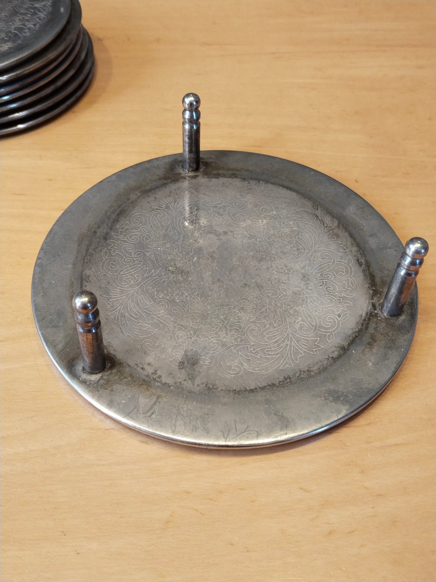 Halter von oben, graviertes Bodenmotiv und drei Steckpfosten sichtbar