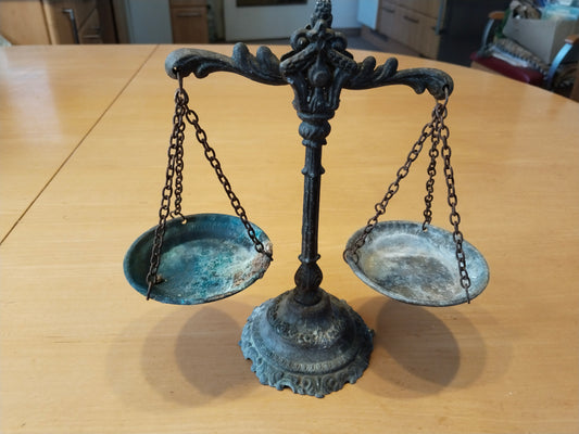 Antike Balkenwaage aus Gussmetall mit zwei Schalen an Eisenketten, Gesamtansicht frontal