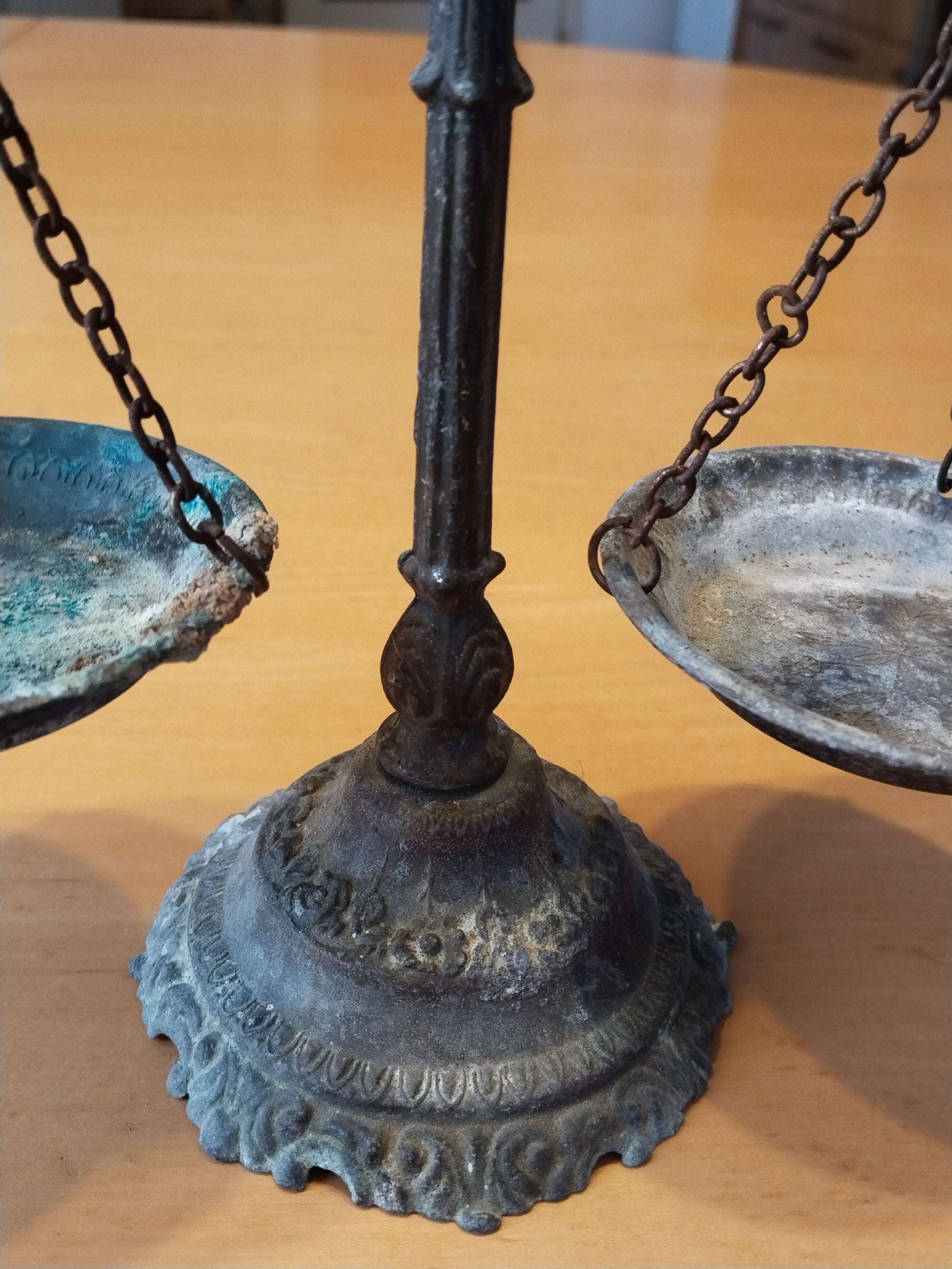 Detailaufnahme ornamentaler Fuß mit Blumen- und Wellenrelief, Patina