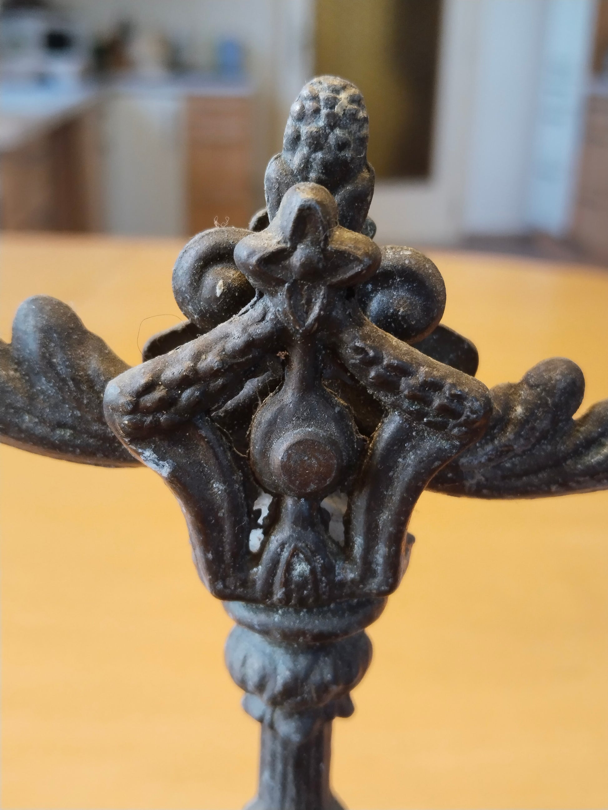 Rückseite Zierknauf mit ornamentaler Rocaille-Dekoration, schweres Gussmetall