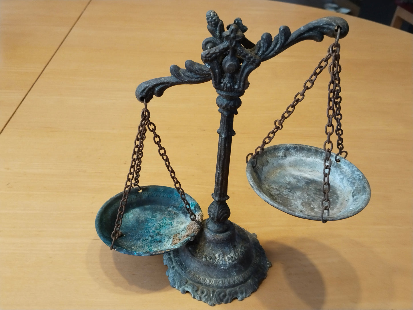 Seitenansicht Balkenwaage, beide Schalen hängend, Funktionszustand sichtbar