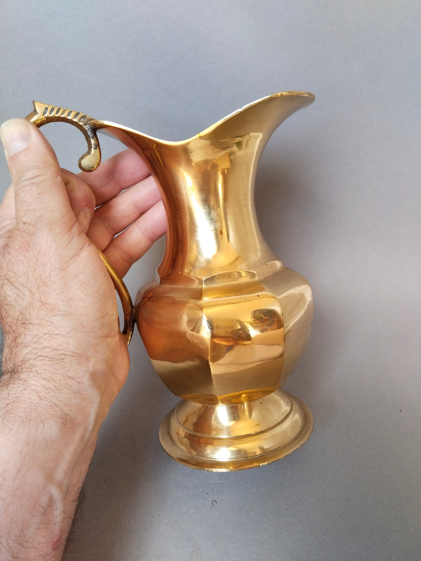 Der Vintage-Krug wird in einer Hand gehalten, um die Proportionen und die Höhe von 17 cm zu zeigen.