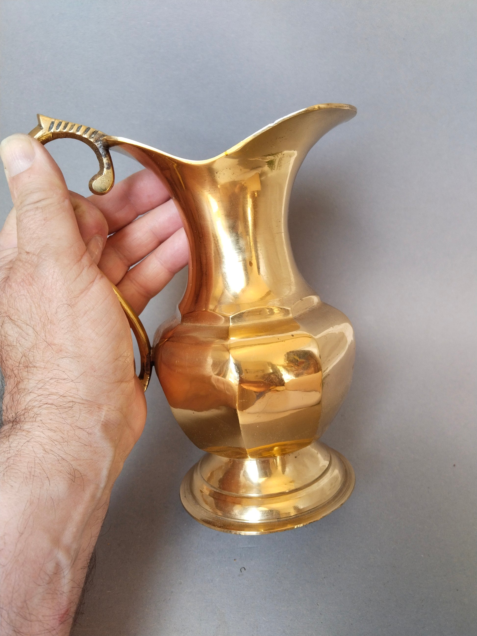 Der Vintage-Krug wird in einer Hand gehalten, um die Proportionen und die Höhe von 17 cm zu zeigen.