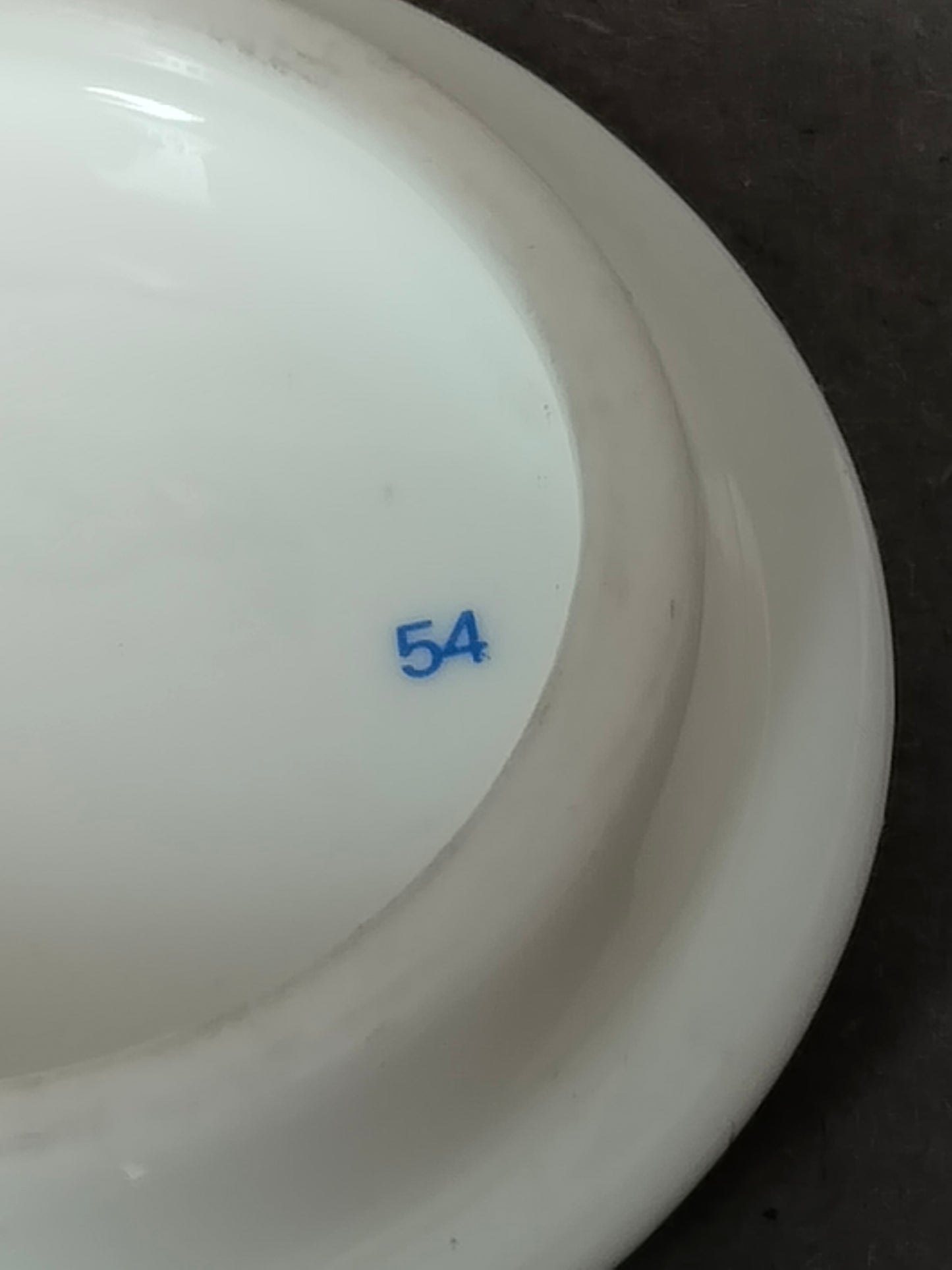 Makellose Innenseite des Deckels mit der deutlich sichtbaren, blauen Stempelnummer 54.