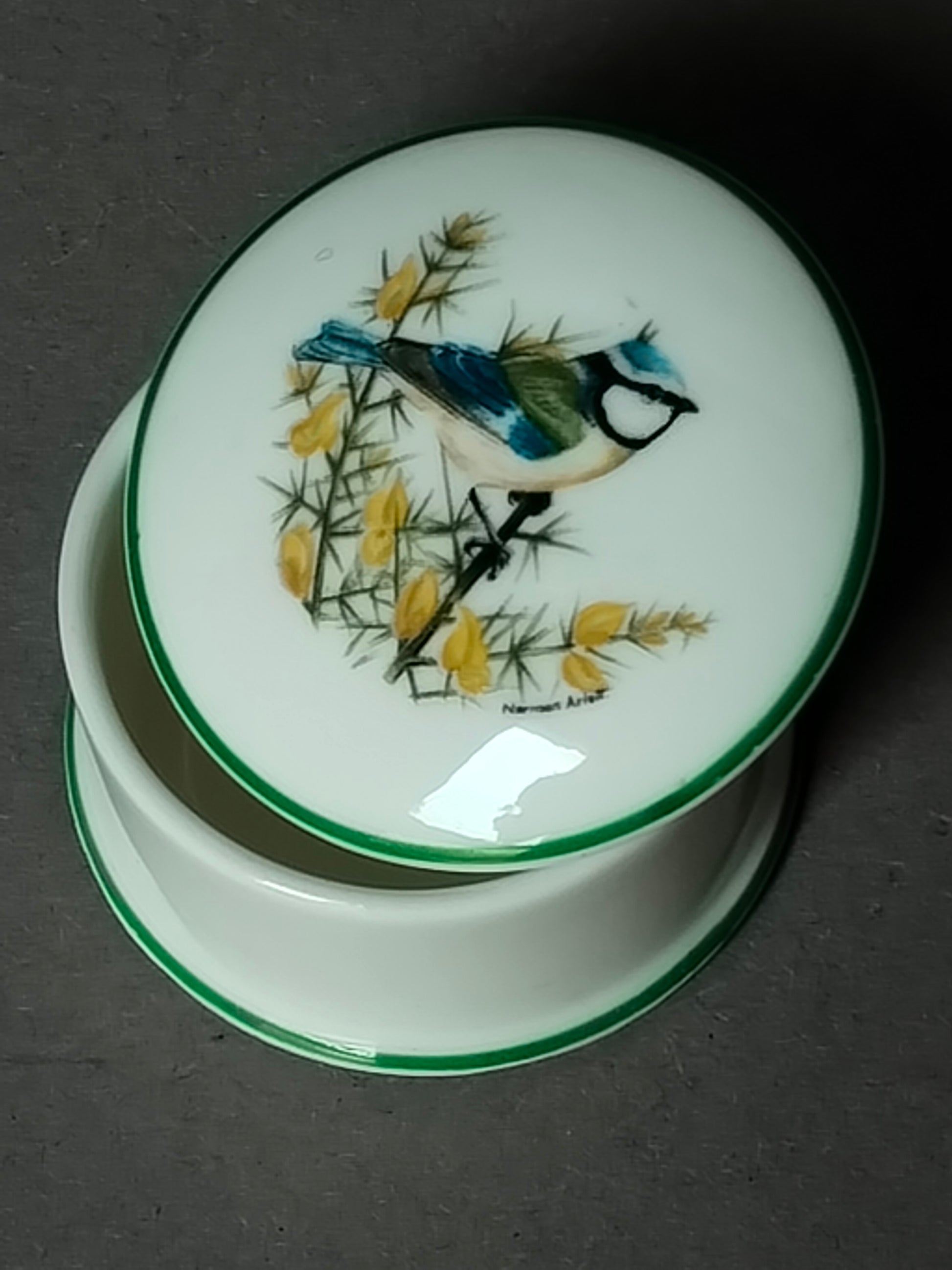 Draufsicht auf die geöffnete Dose, die die feine Verarbeitung des Fine Bone China zeigt