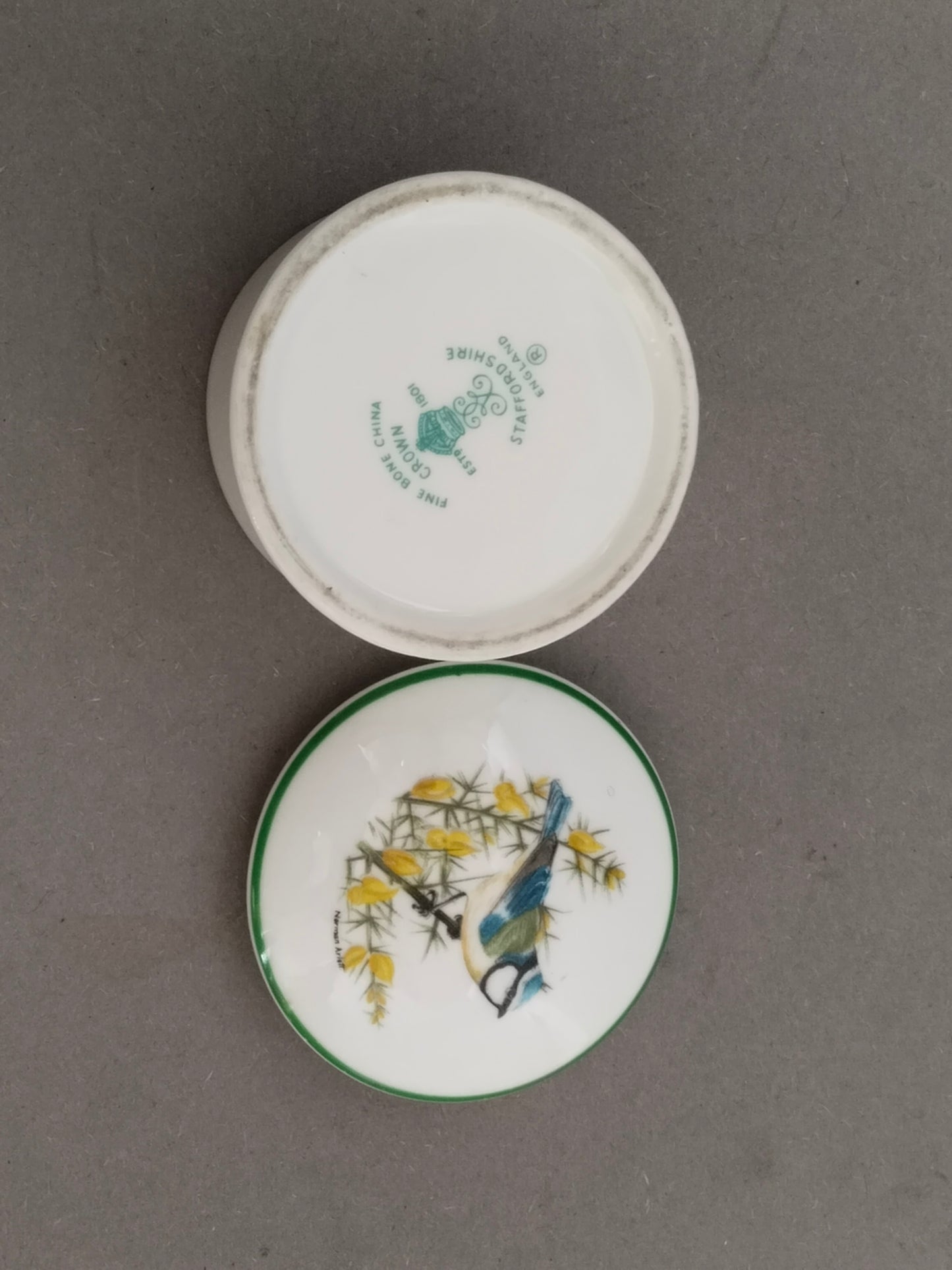 Ansicht der Unterseite der Dose mit dem grünen Bodenstempel Crown Staffordshire England.