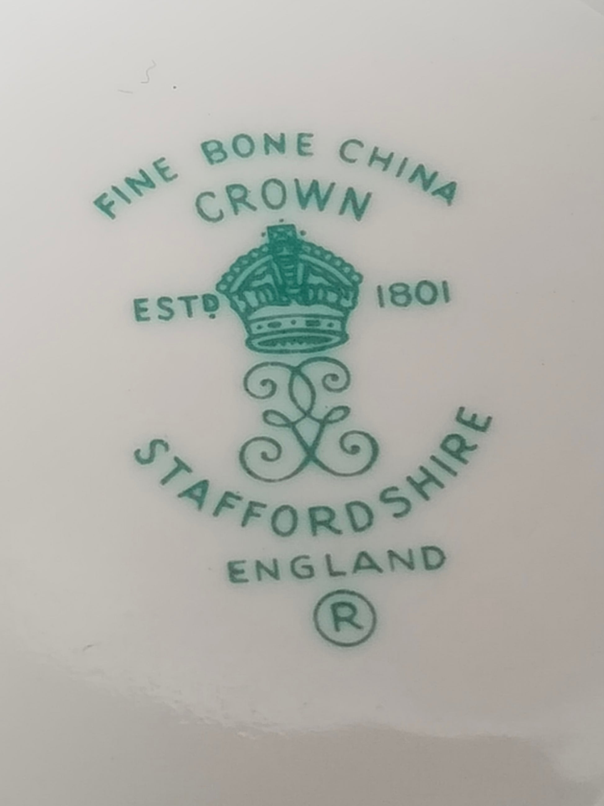 Gestochen scharfe Nahaufnahme des Stempels Fine Bone China Crown Estd 1801 Staffordshire England.
