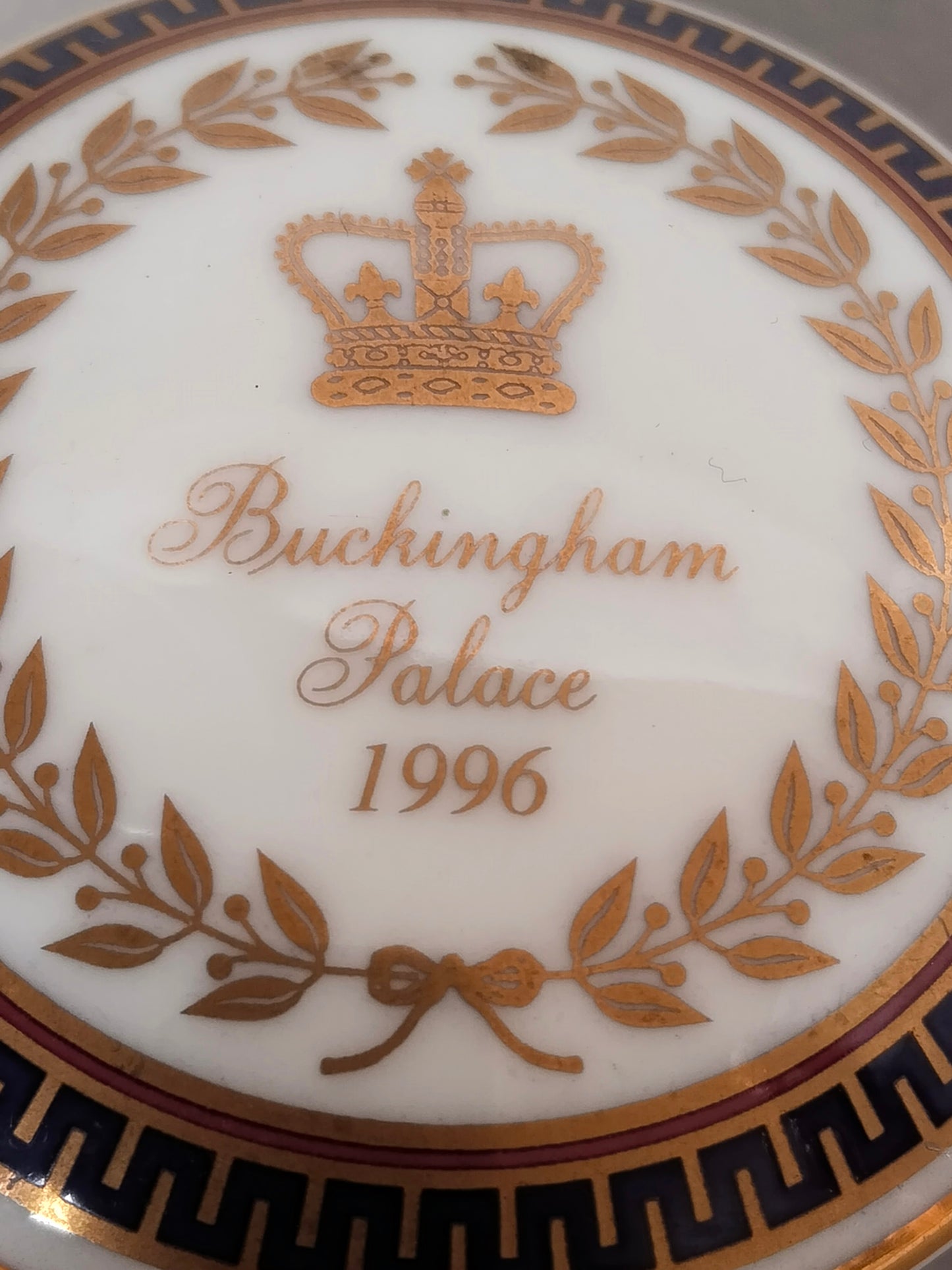 Extreme Nahaufnahme des Deckel-Logos mit der detaillierten Krone und dem Jahresstempel 1996 in Gold.