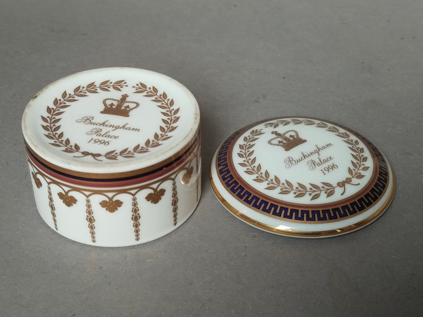Die umgedrehte Porzellandose zeigt das identische goldene Buckingham Palace 1996 Logo auf der Unterseite.
