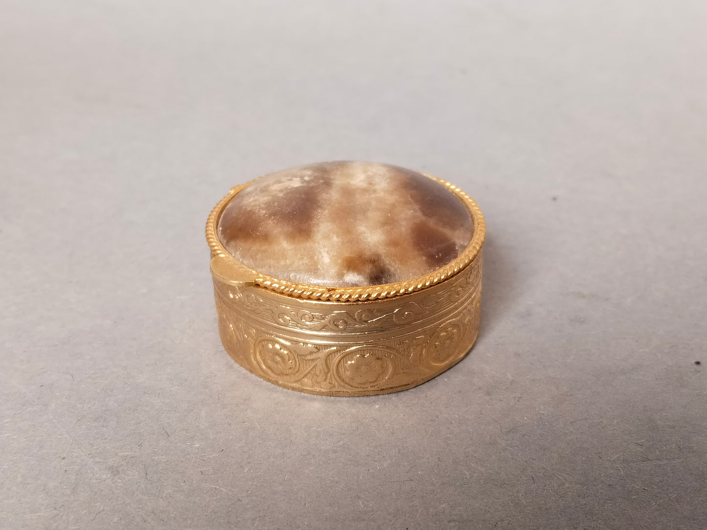 Vergoldete Pillendose mit gewölbtem Achat-Deckstein, Gesamtansicht, Österreich Vintage ca. 1960er–1980er
