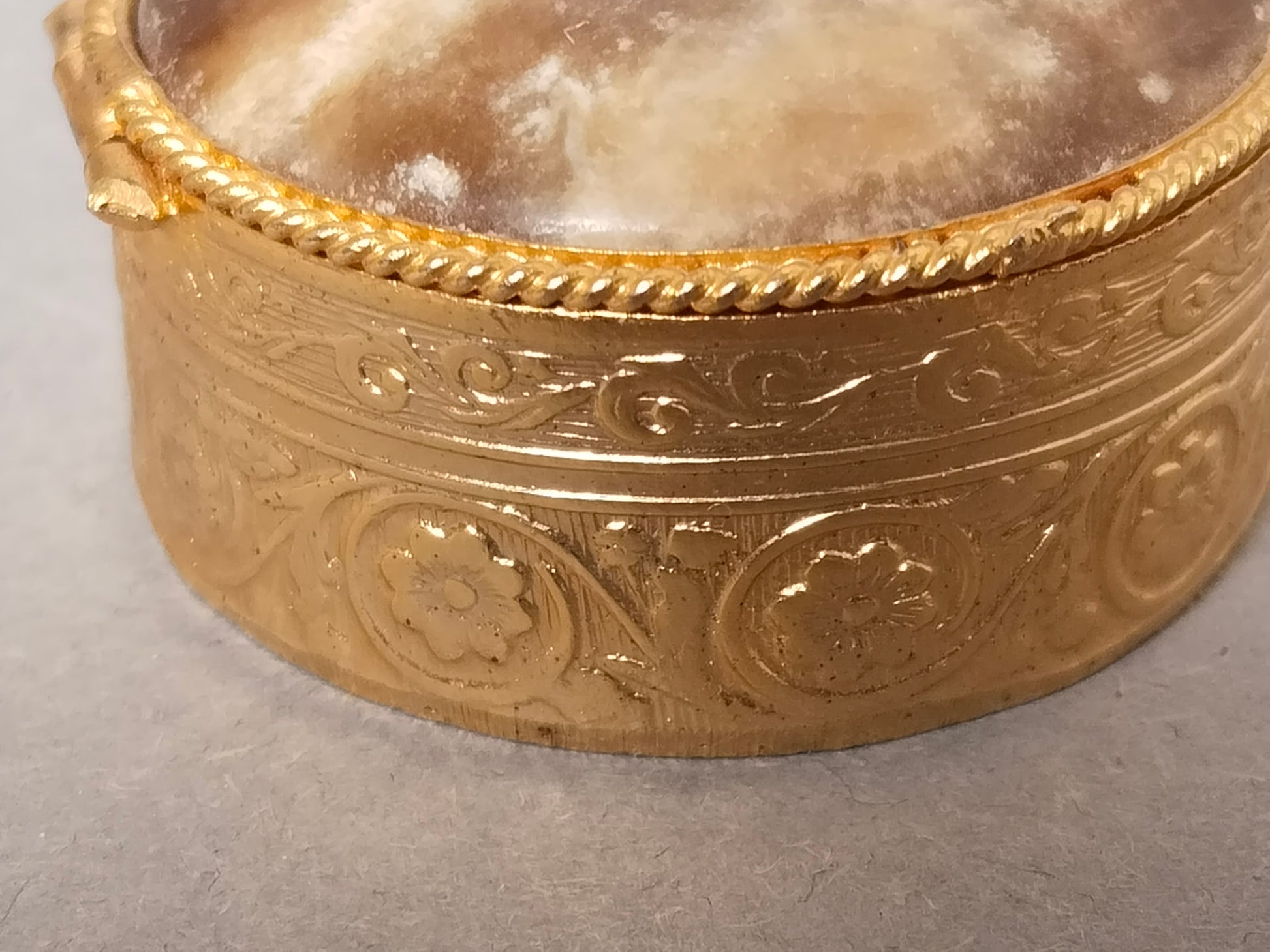 Nahaufnahme des geprägten Blumenmusters – Detailansicht Zierband und Medaillons