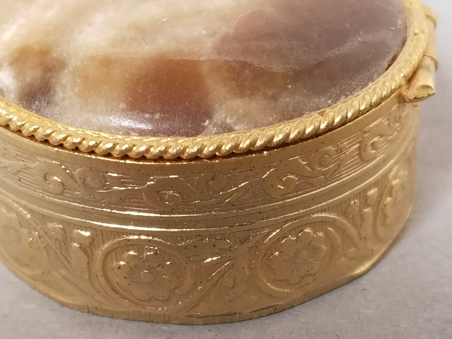 Detailansicht des Torsade-Goldrands und Achat-Cabochon-Decksteins