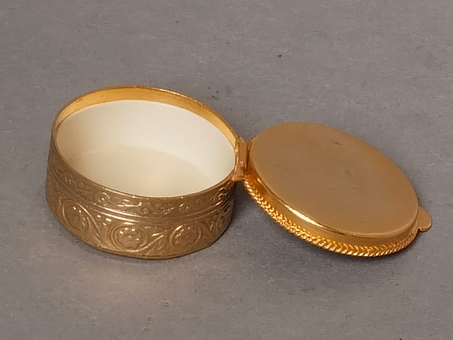 Geöffnete Dose – Korpus mit weißem Innenfutter, Deckel seitlich aufgeklappt