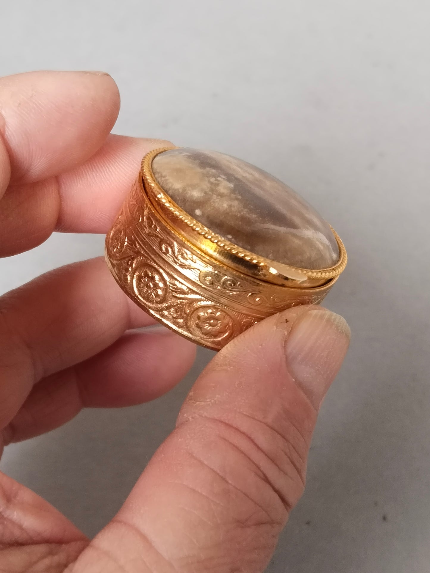 Größenvergleich – Dose in der Hand, Ø ca. 4 cm, Fundort Schloss Rosenau