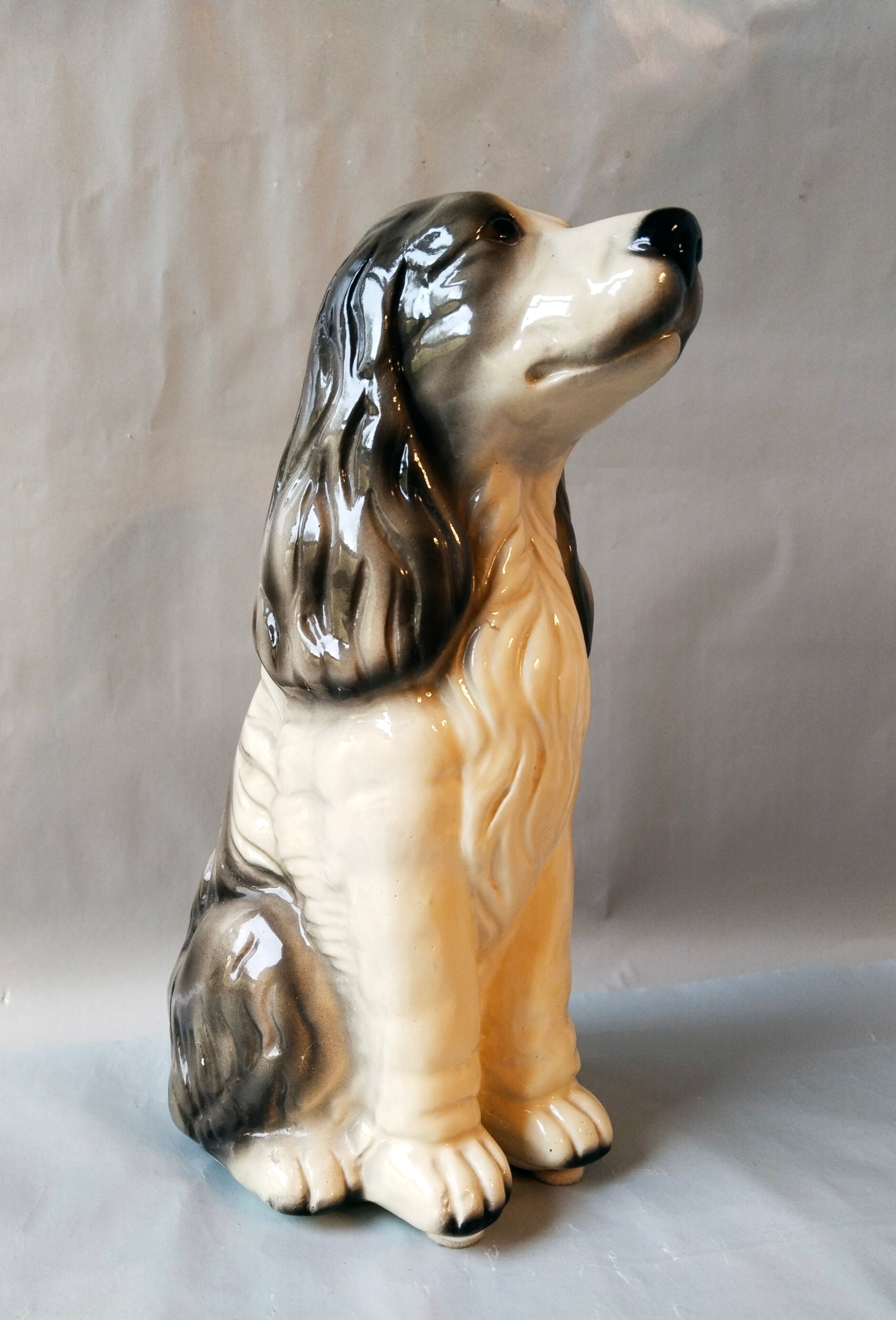 Keramikhund Vintage 1950er Jahre Dekoration ansicht von links.