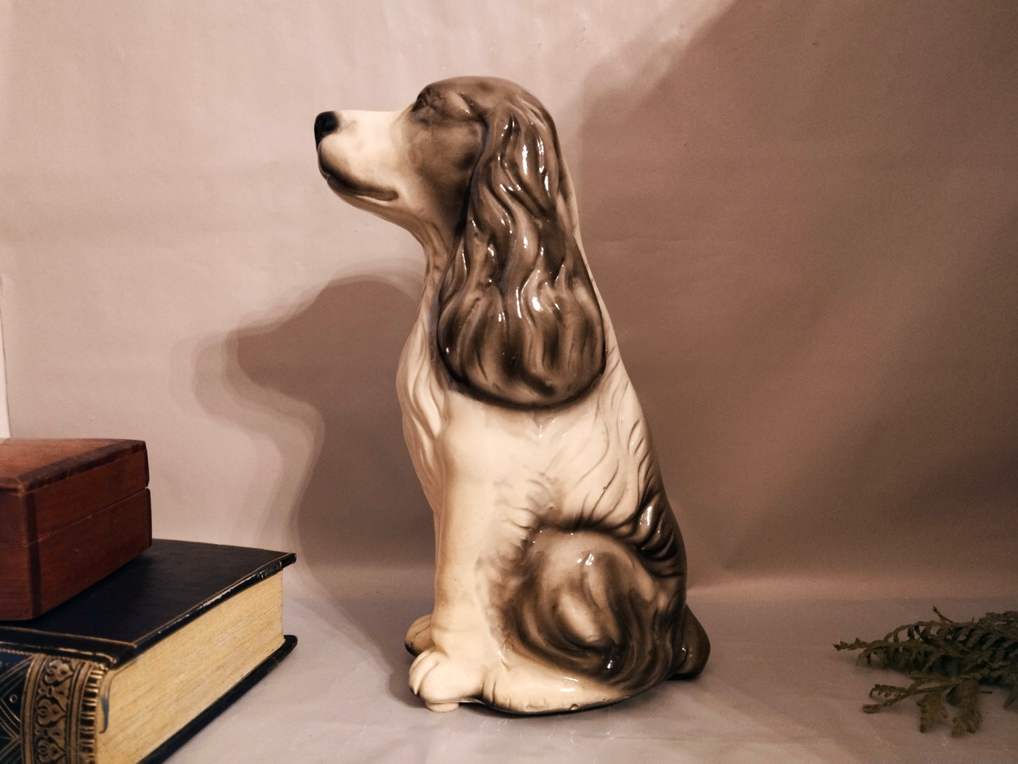 Keramikhund Vintage 1950er Jahre Dekoration. Ansicht von rechts . 