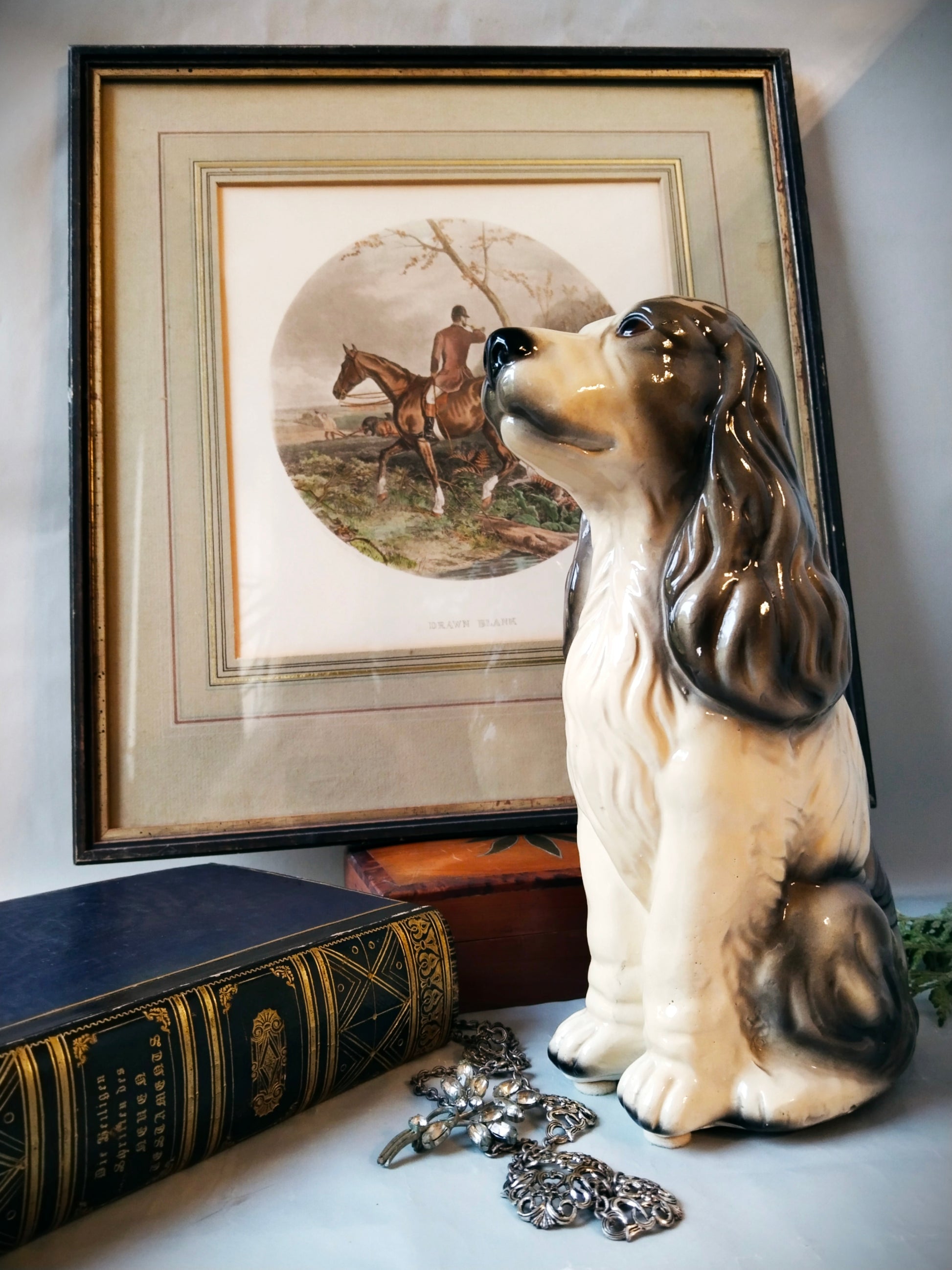 Keramikhund Vintage 1950er Jahre Dekoration. Ansicht von der Seite rechts.