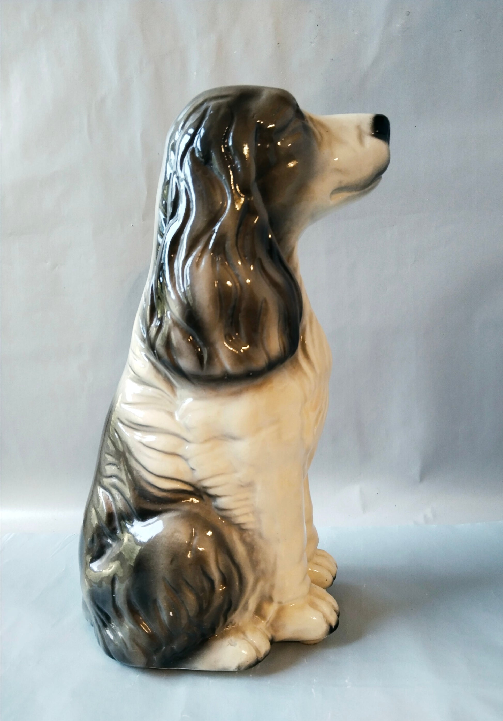 Keramikhund Vintage 1950er Jahre Dekoration. Ansicht von links.