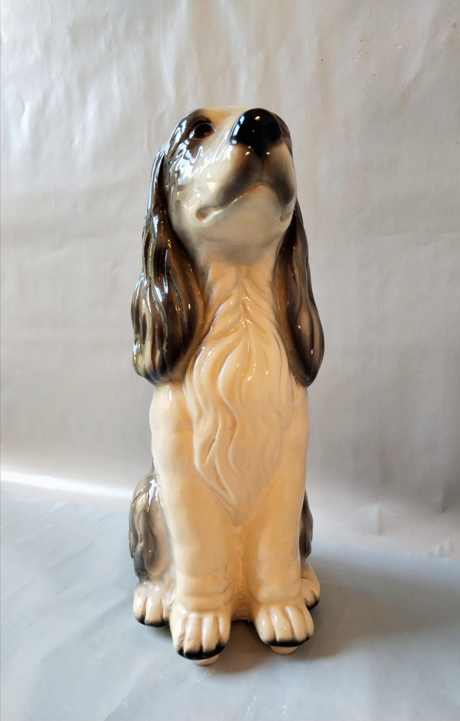 Keramikhund Vintage 1950er Jahre Dekoration. Ansicht frontal.