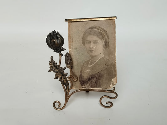 Antiker Jugendstil Bilderrahmen aus Messing mit typisch floralen Ornamenten.