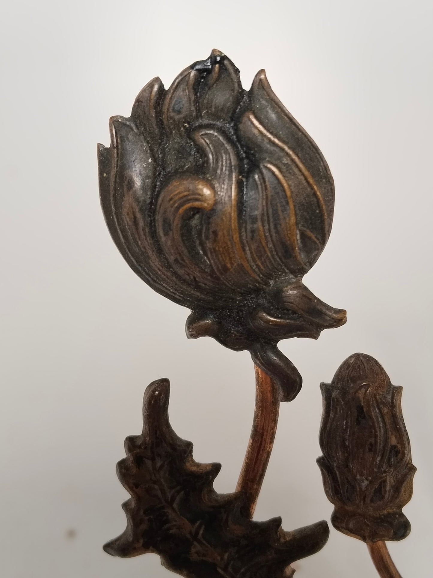Antiker Jugendstil Bilderrahmen aus Messing mit typisch floralen Ornamenten. Nahaufnahme Blüte.