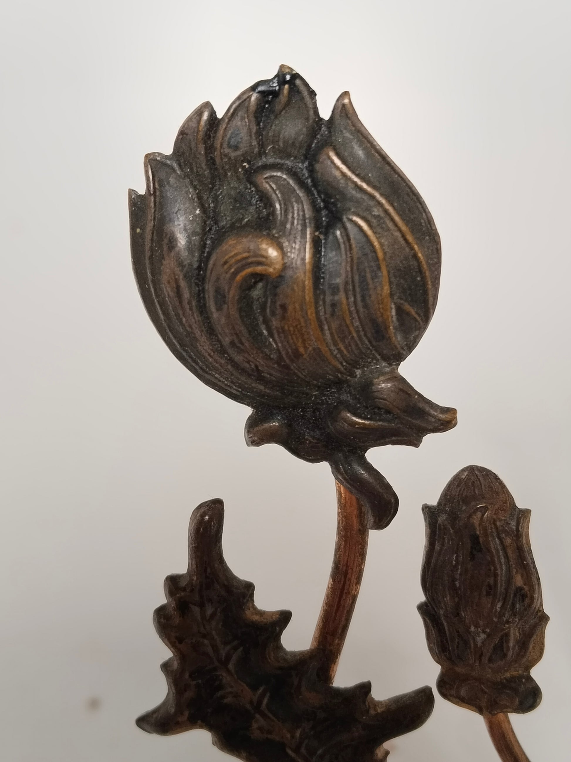 Antiker Jugendstil Bilderrahmen aus Messing mit typisch floralen Ornamenten. Nahaufnahme Blüte.