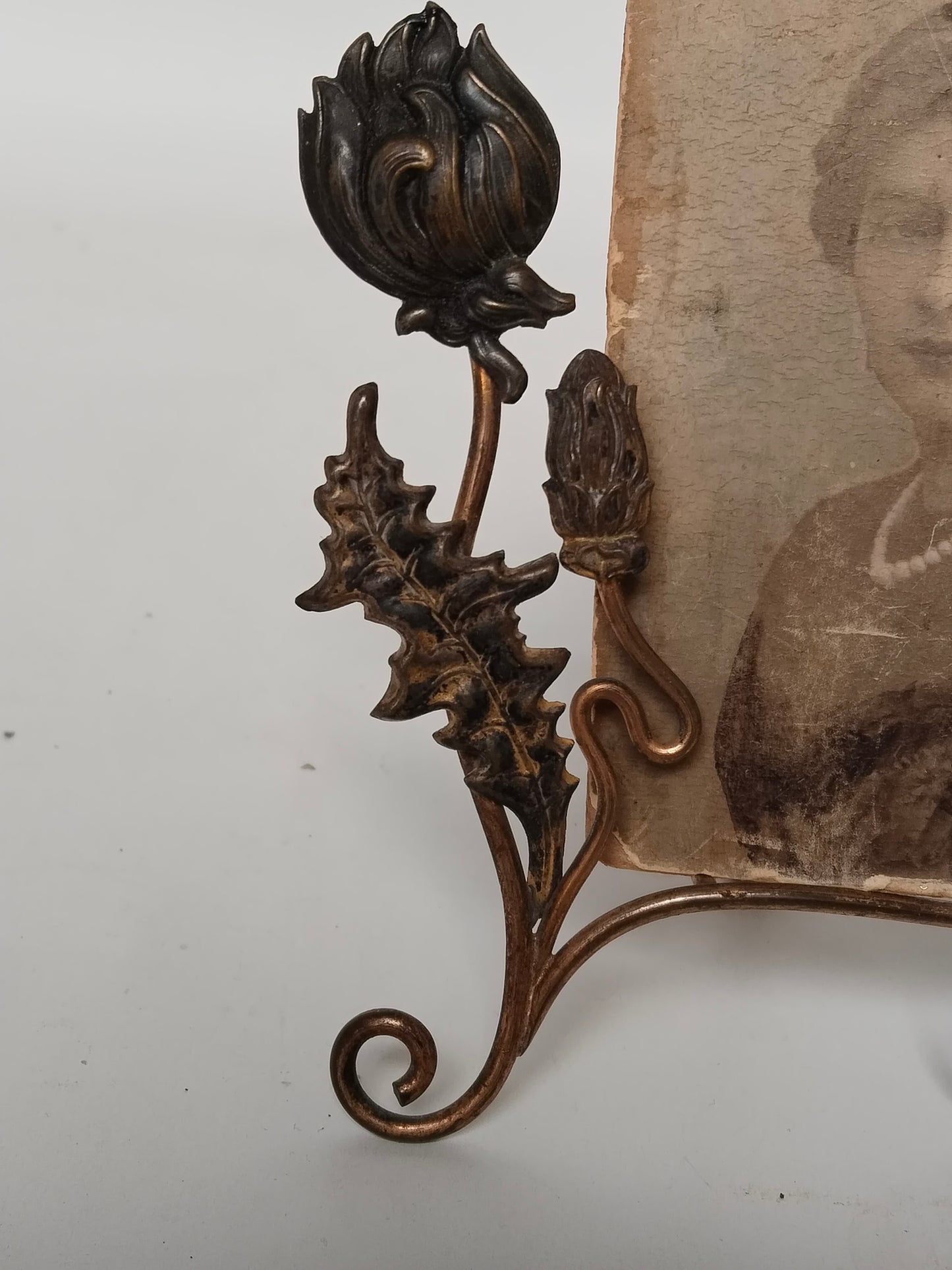 Antiker Jugendstil Bilderrahmen aus Messing mit typisch floralen Ornamenten. Nahaufnahme einer Blume.