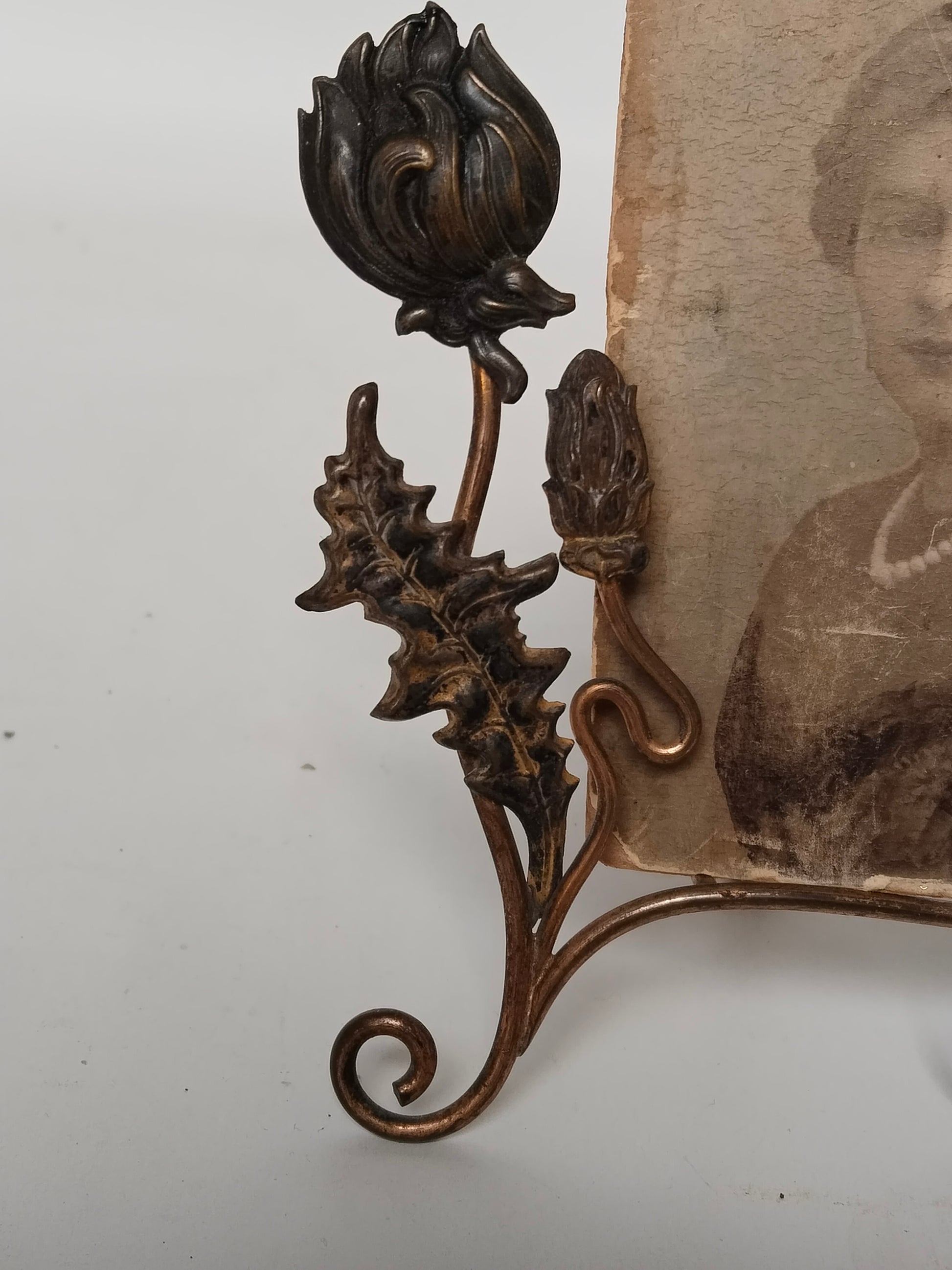 Antiker Jugendstil Bilderrahmen aus Messing mit typisch floralen Ornamenten. Nahaufnahme einer Blume.