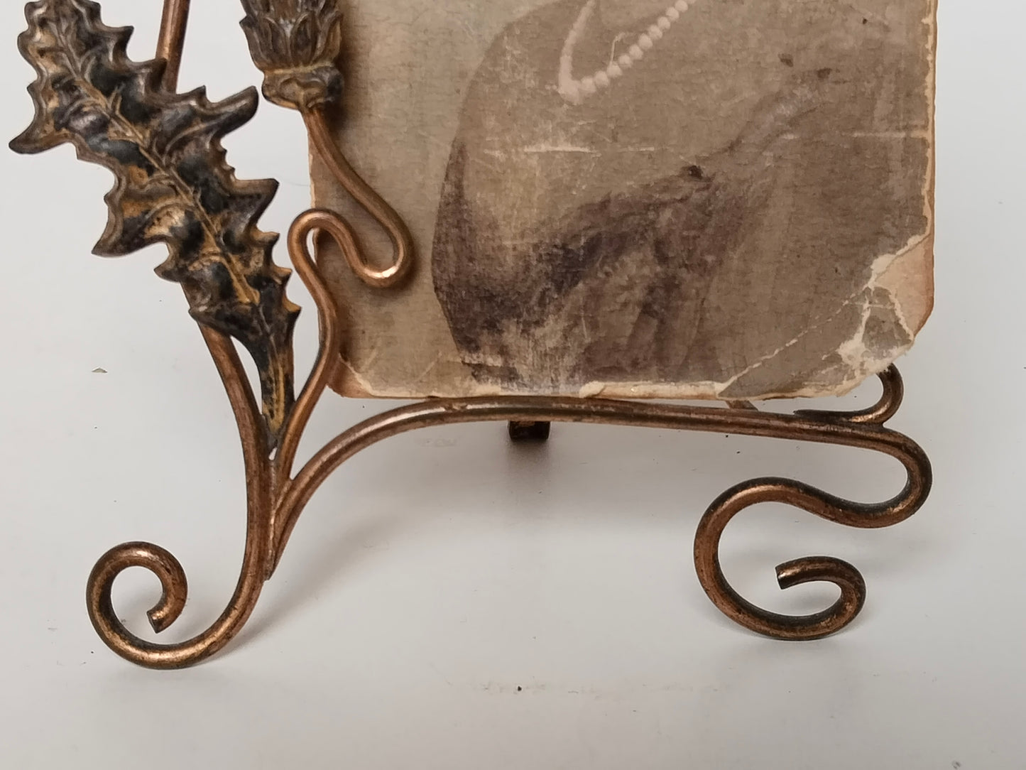 Antiker Jugendstil Bilderrahmen aus Messing mit typisch floralen Ornamenten. Unterer Teil sdes Rahmens