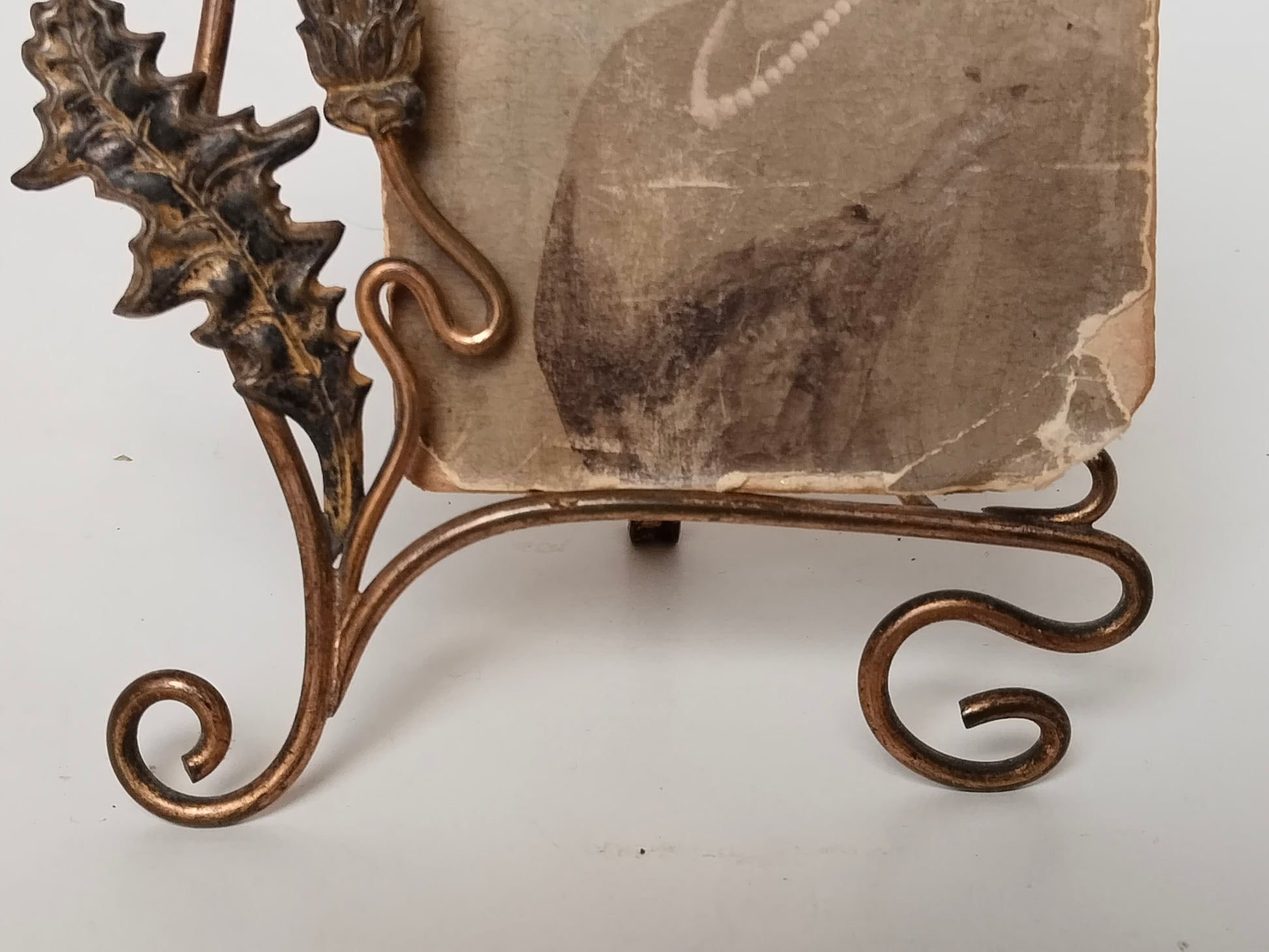 Antiker Jugendstil Bilderrahmen aus Messing mit typisch floralen Ornamenten. Unterer Teil sdes Rahmens