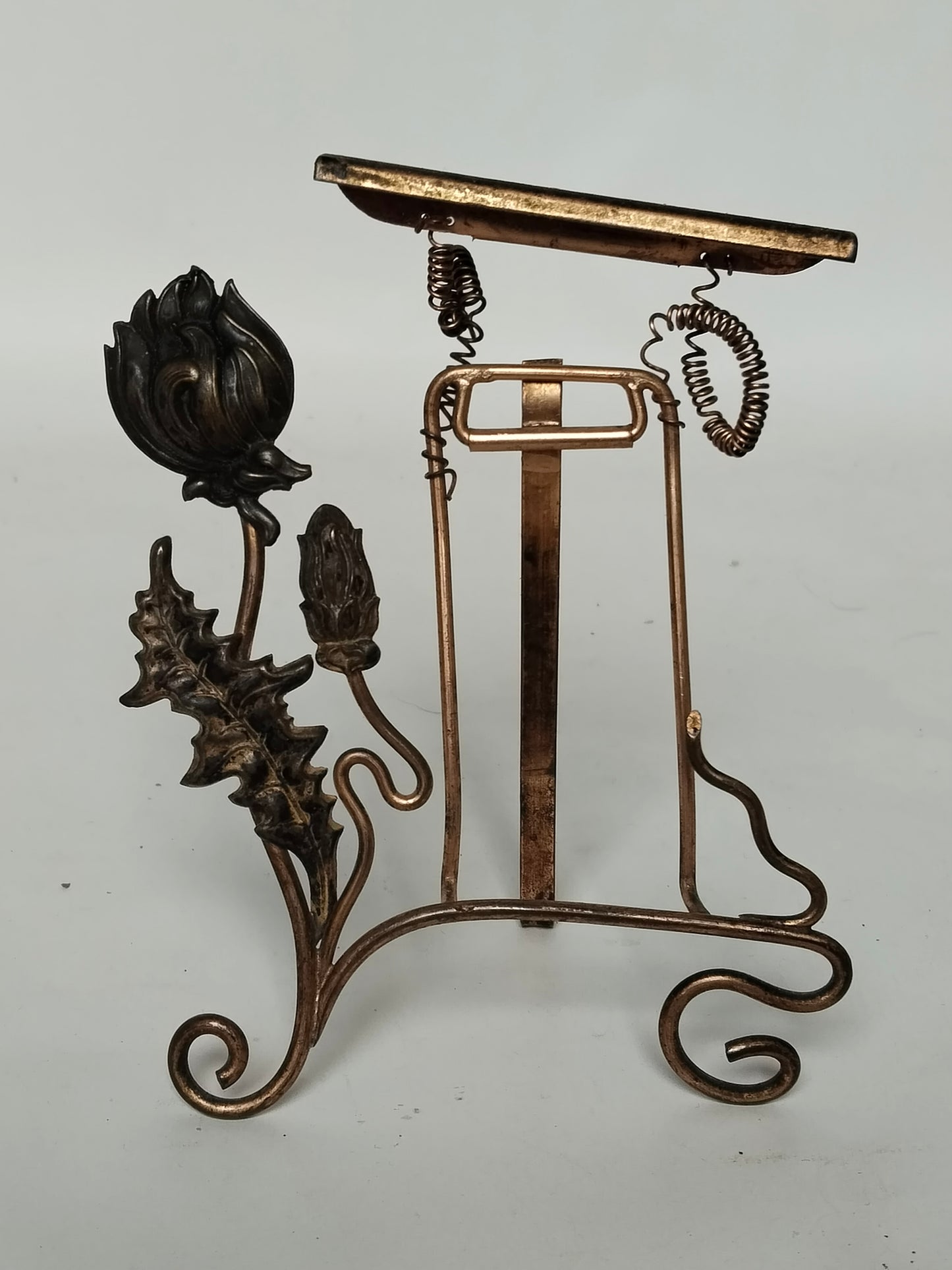 Antiker Jugendstil Bilderrahmen aus Messing mit typisch floralen Ornamenten ohne Bild