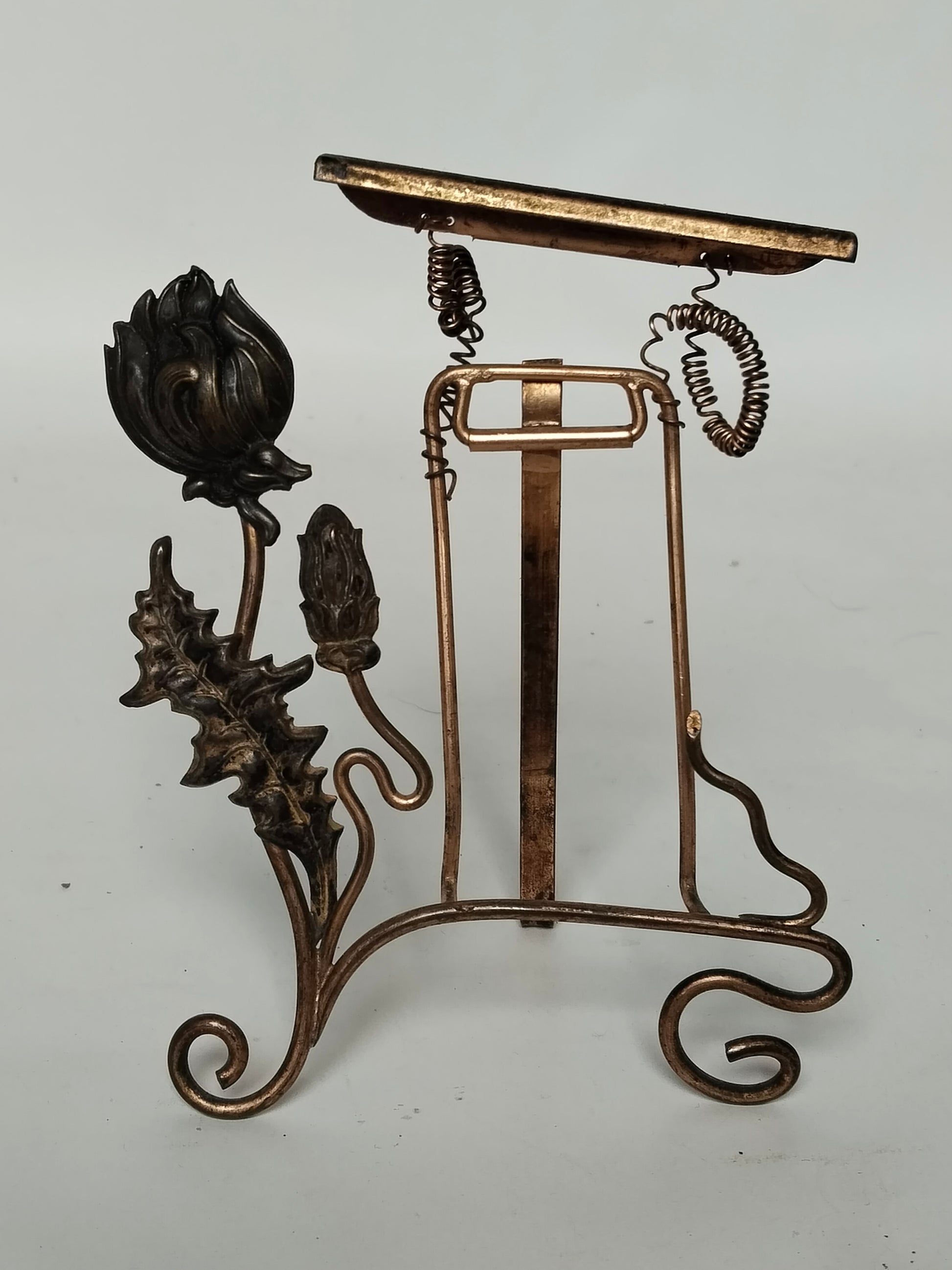 Antiker Jugendstil Bilderrahmen aus Messing mit typisch floralen Ornamenten ohne Bild