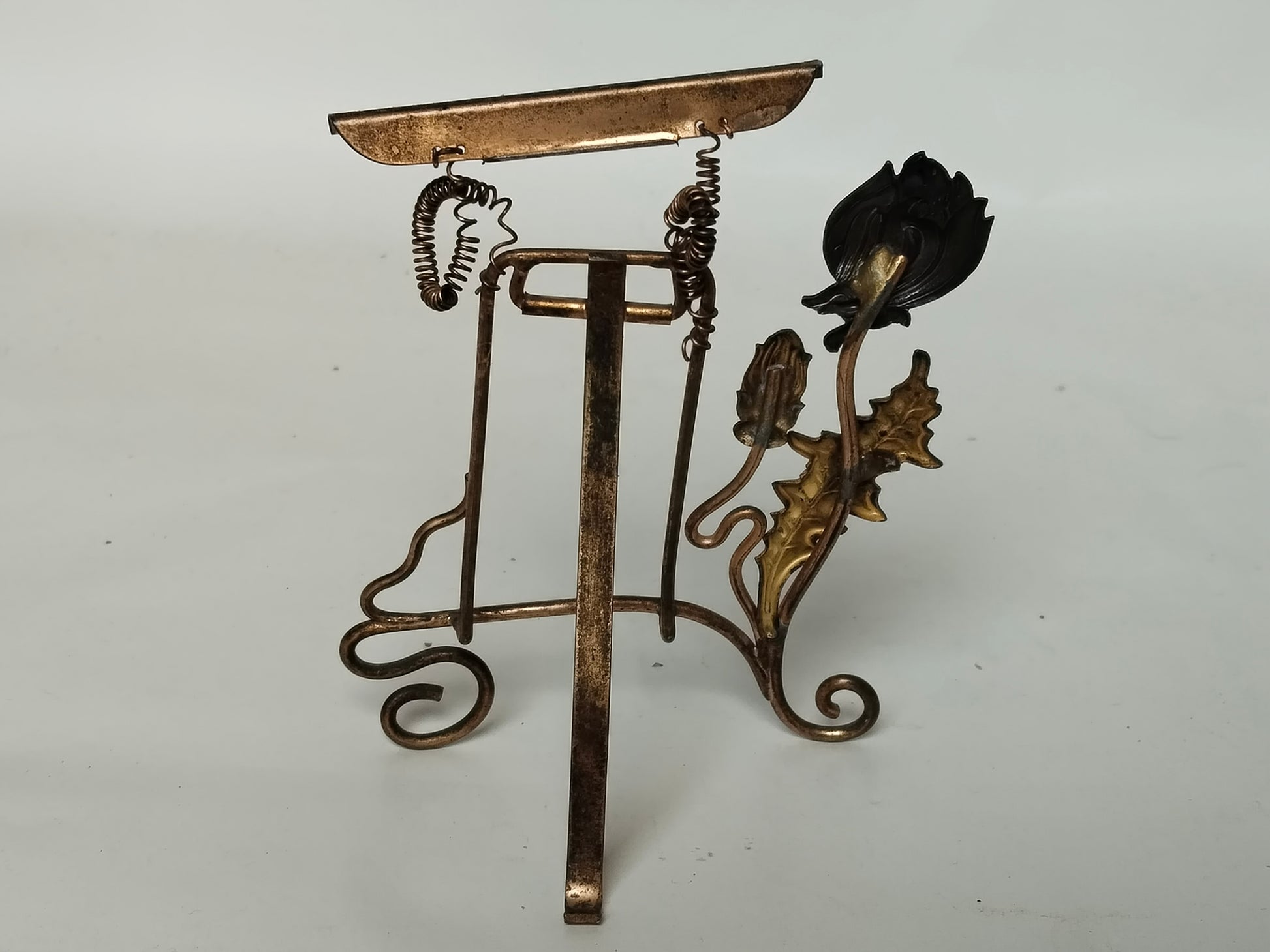 Antiker Jugendstil Bilderrahmen aus Messing mit typisch floralen Ornamenten. Ohne Bild Rückansicht.