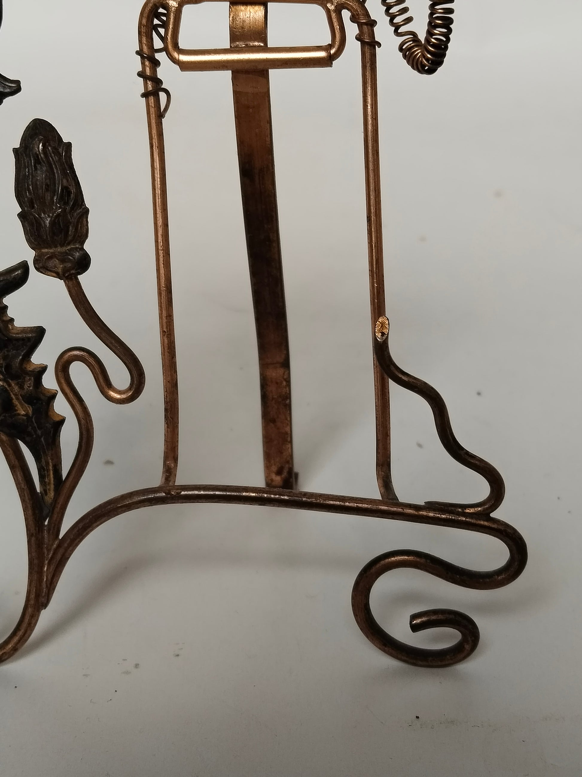 Antiker Jugendstil Bilderrahmen aus Messing mit typisch floralen Ornamenten. Rückansicht ohne Bild, Nahaufnahme