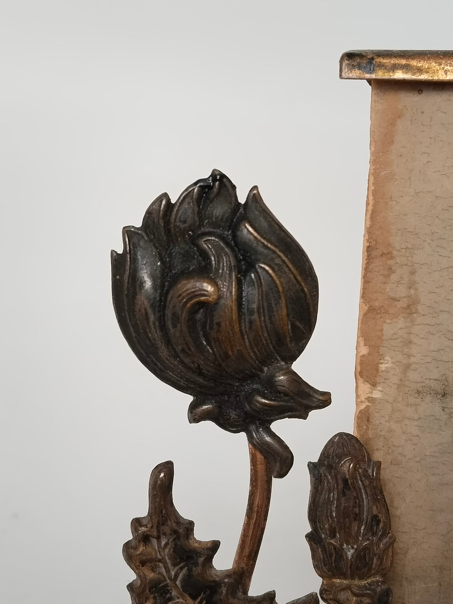 Antiker Jugendstil Bilderrahmen aus Messing mit typisch floralen Ornamenten. Nahaufnameh einer Blume.