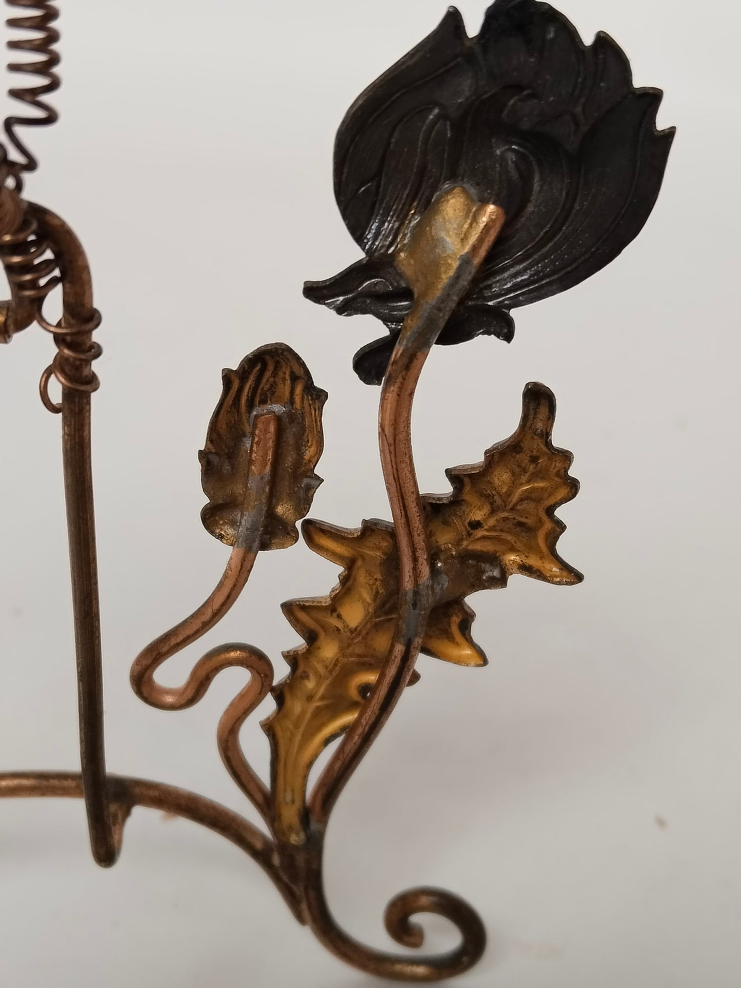 Antiker Jugendstil Bilderrahmen aus Messing mit typisch floralen Ornamenten. Nahaufnahme einer Blume von der Rückseite.