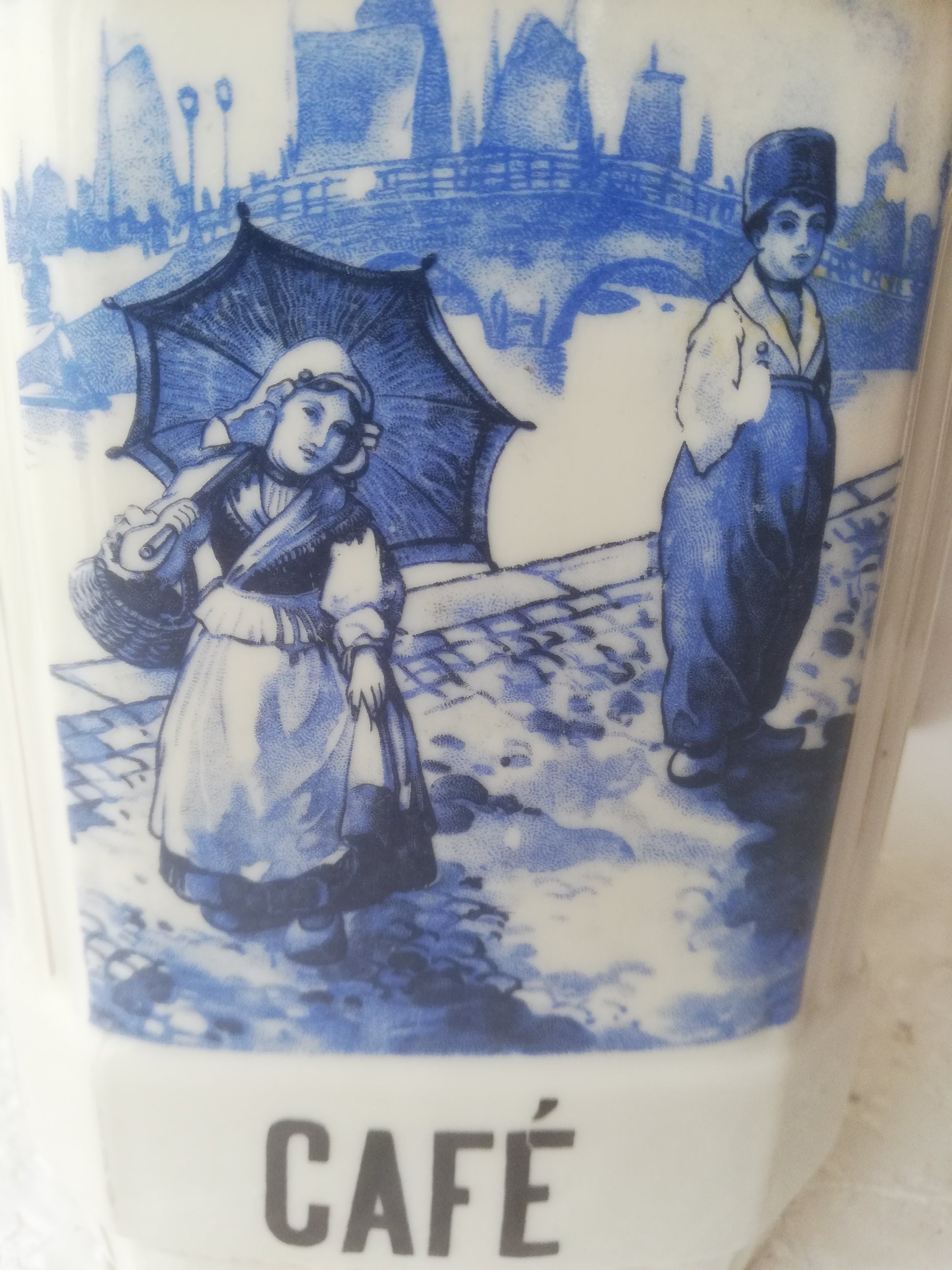 Vintage Kaffeedose aus Porzellan mit Deckel. Detailaufnahme des Bildes