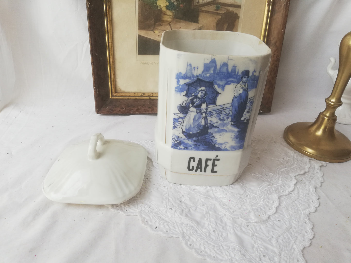 Vintage Kaffeedose aus Porzellan mit  geöffnetem Deckel.