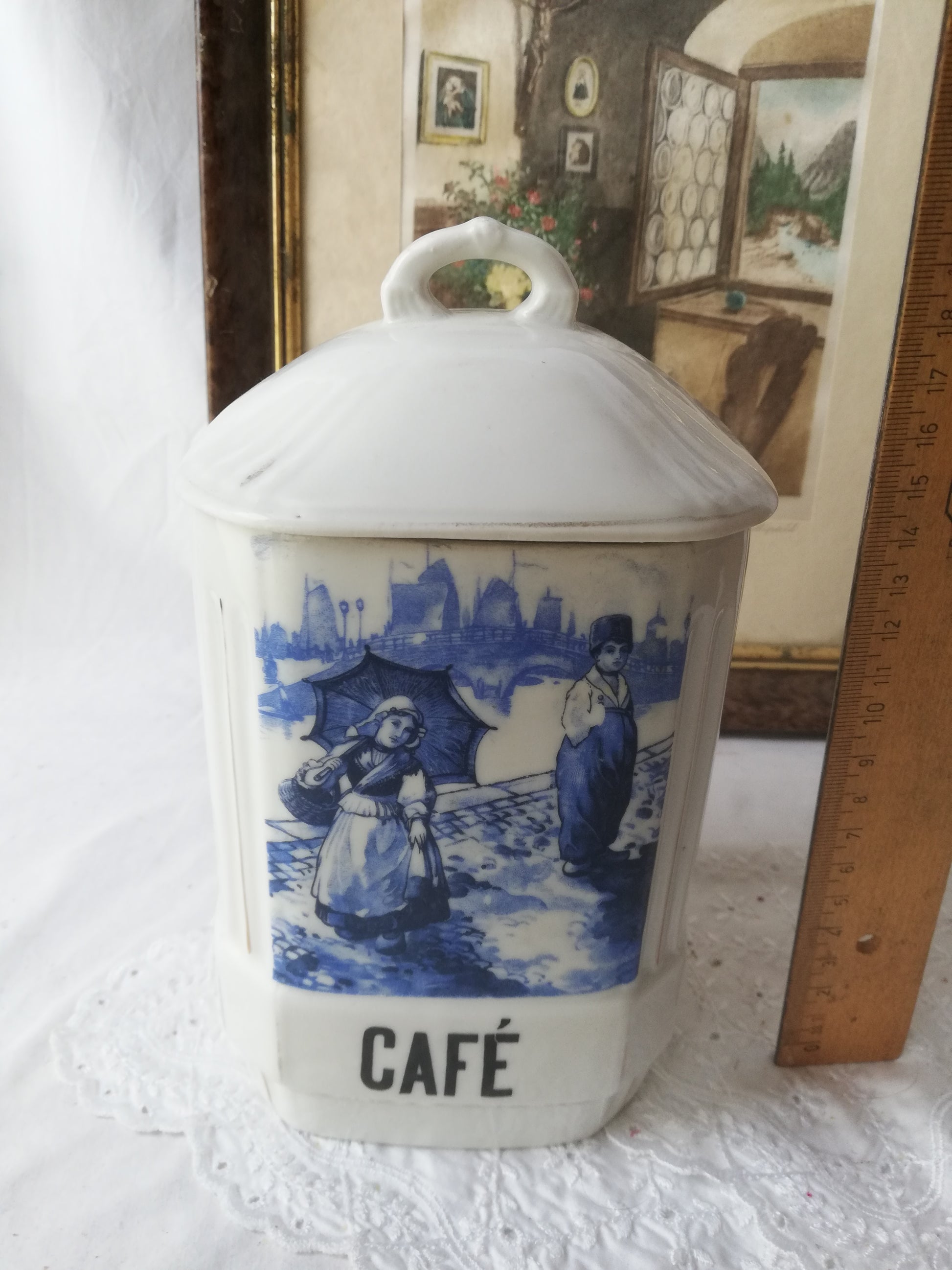 Vintage Kaffeedose aus Porzellan mit Deckel mit Metermaß, für die Messung der Höhe.