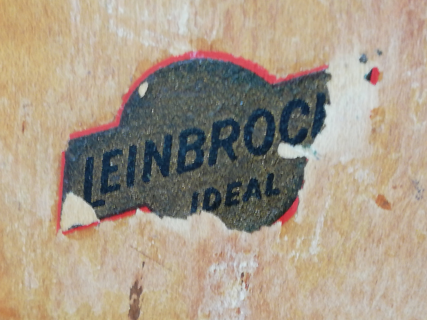 Antike Kaffeemühle Holz Leinbrocks Ideal. Detailansicht des Firmenschildes "Leinbrock Ideal"