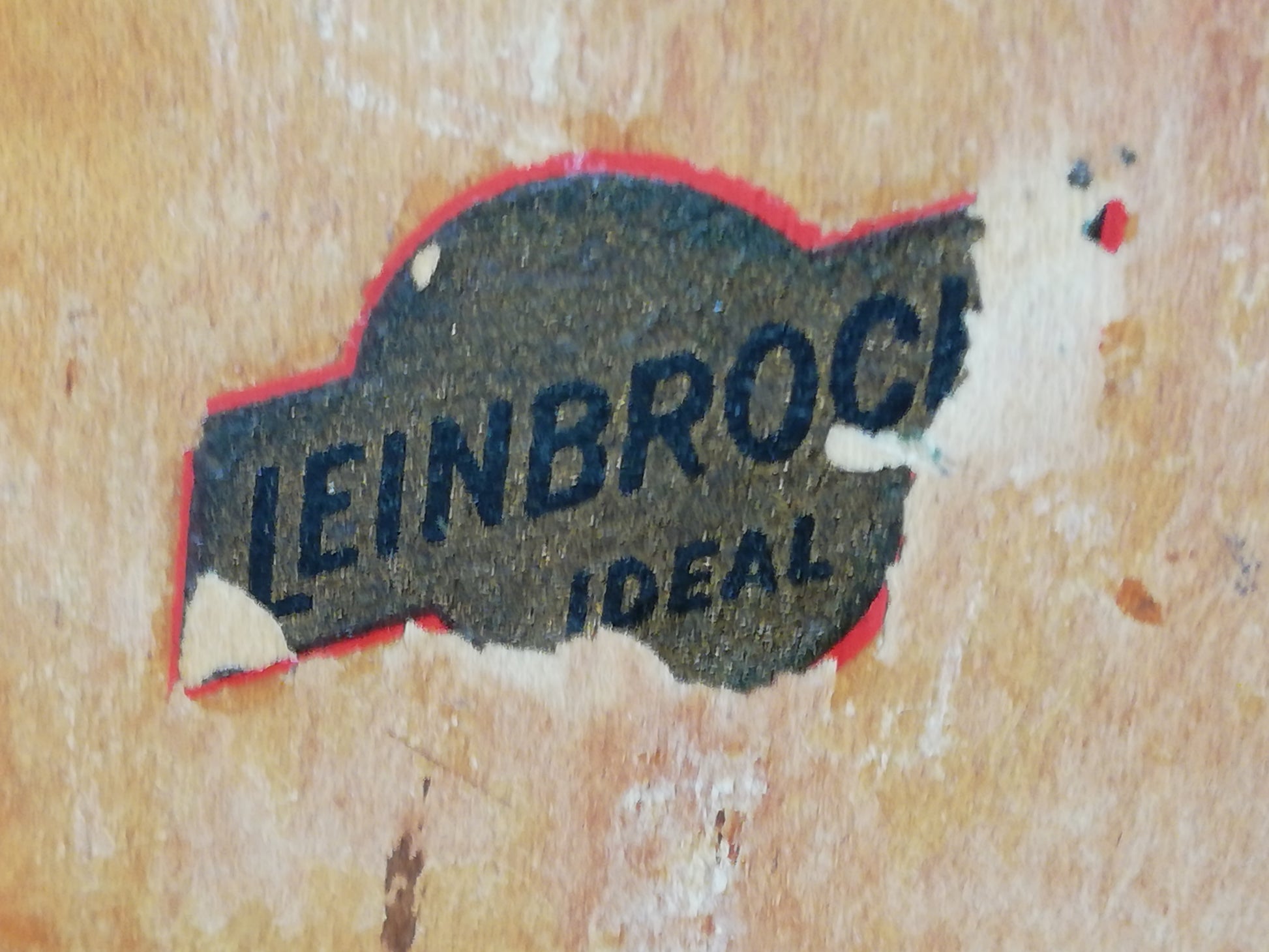 Antike Kaffeemühle Holz Leinbrocks Ideal. Detailansicht des Firmenschildes "Leinbrock Ideal"