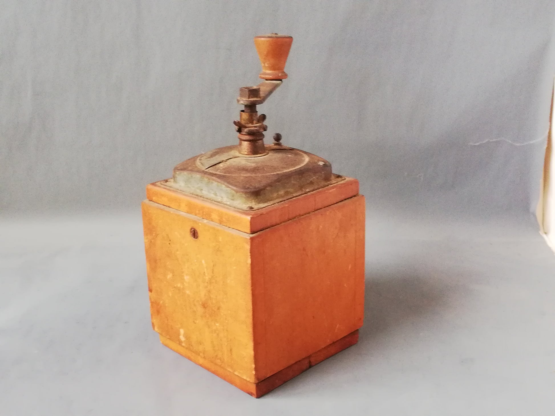 Antike Kaffeemühle Holz Leinbrocks Ideal. Von schräg links/hinten.